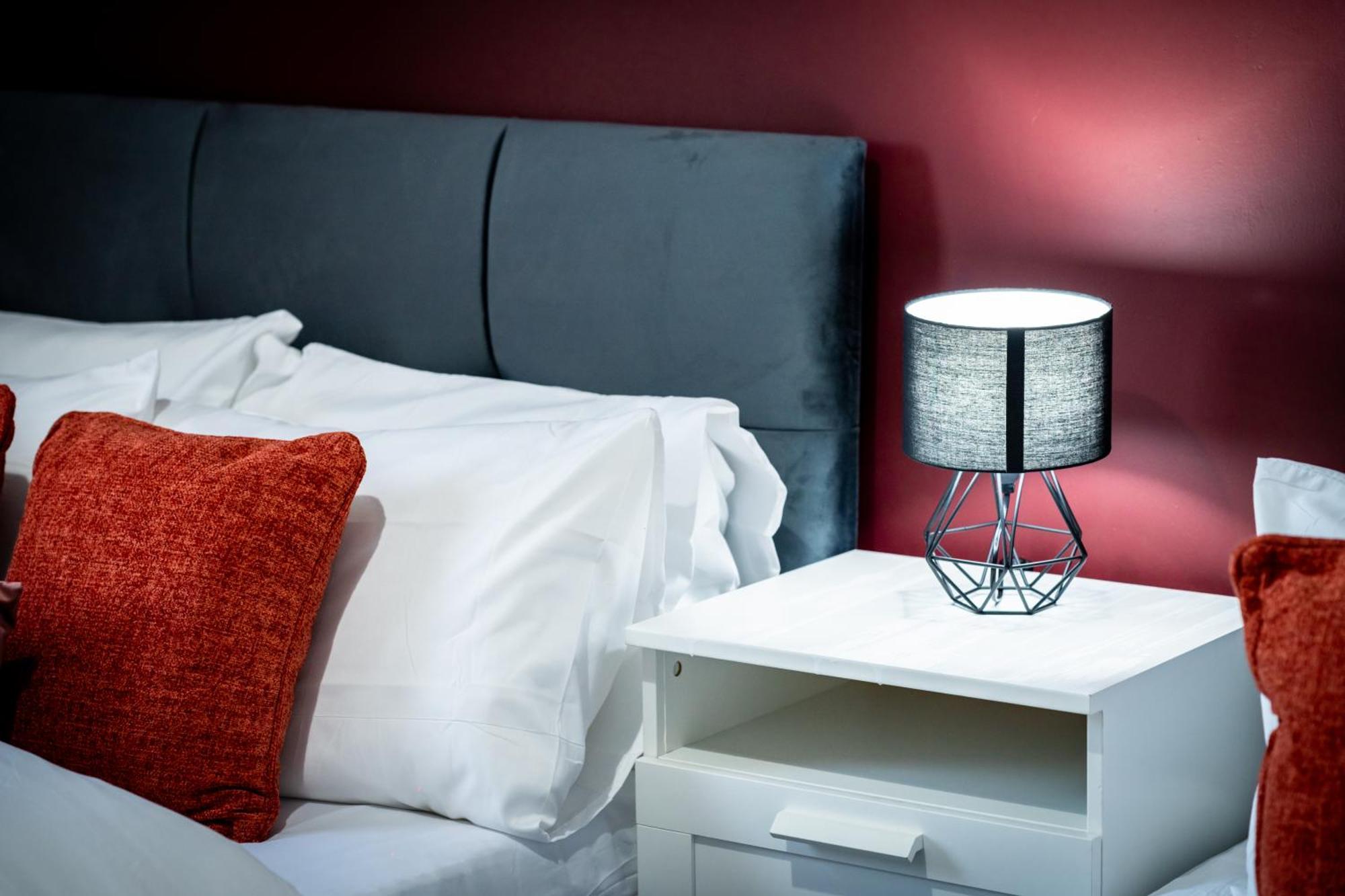 Stylish 3Br, Next To Tram Stop, Near Princes St & Ocean Terminal, Sleeps 7 *