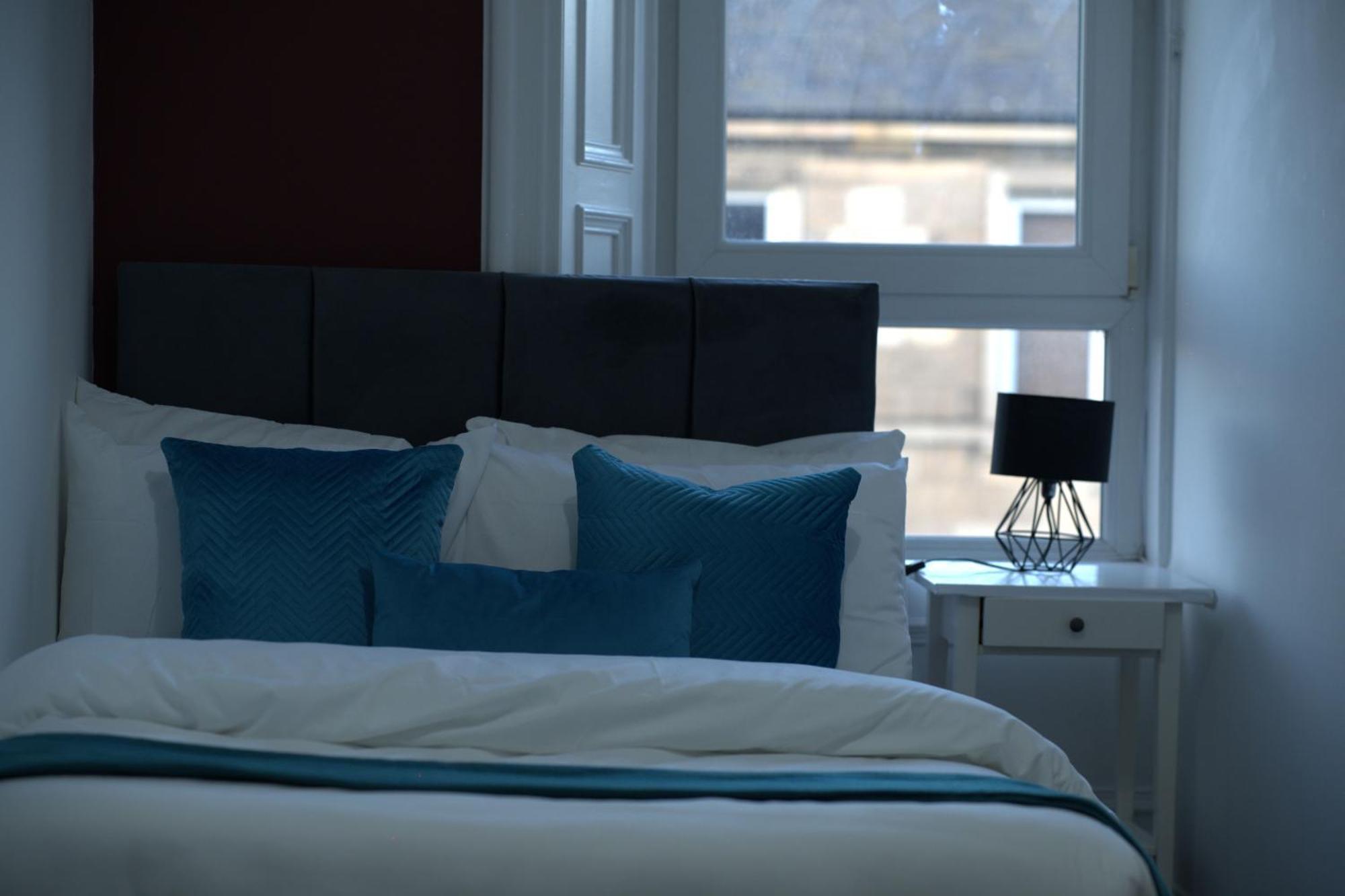 Stylish 3Br, Next To Tram Stop, Near Princes St & Ocean Terminal, Sleeps 7 Edinburgh