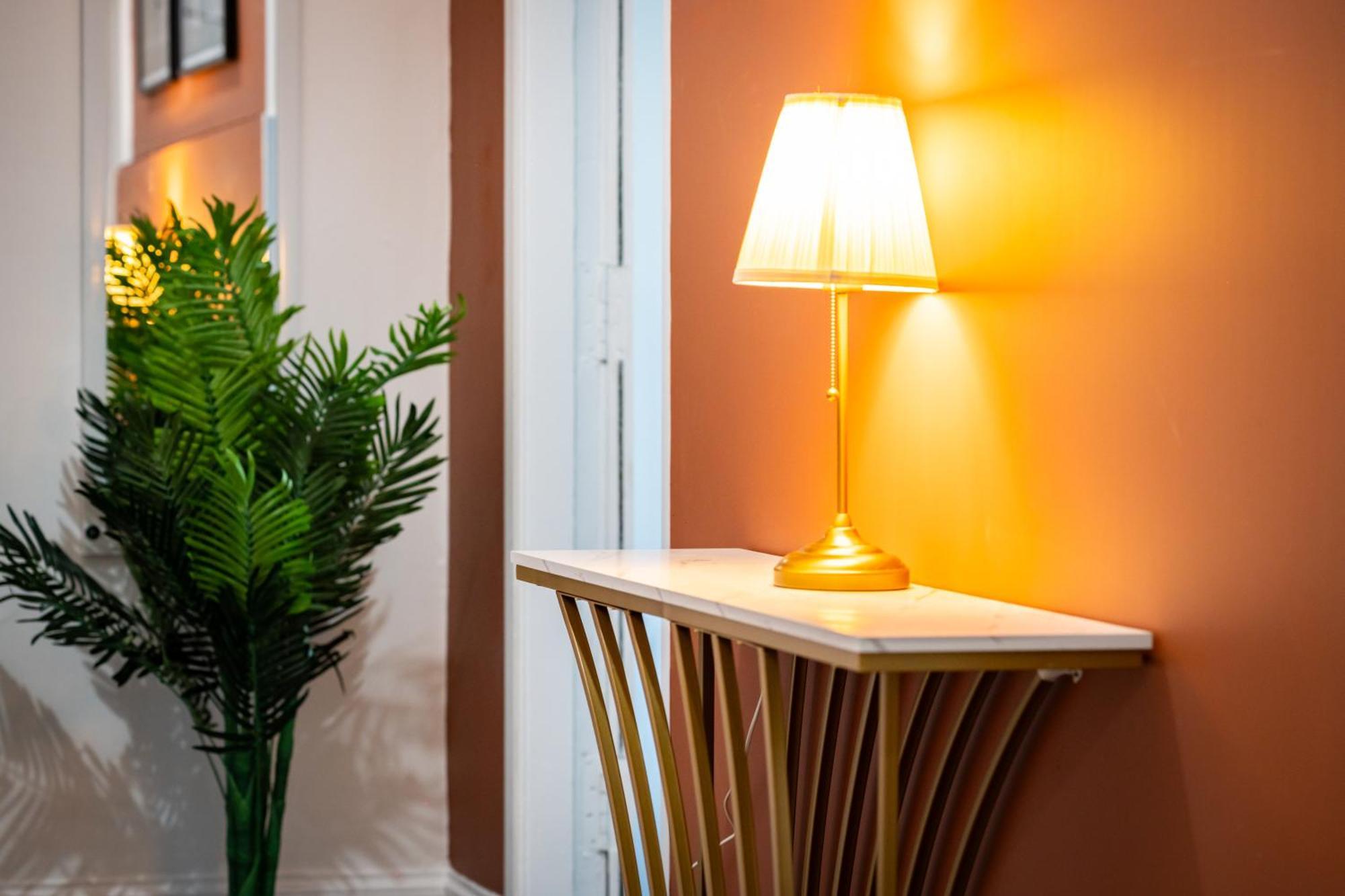 Stylish 3Br, Next To Tram Stop, Near Princes St & Ocean Terminal, Sleeps 7 * Edinburgh