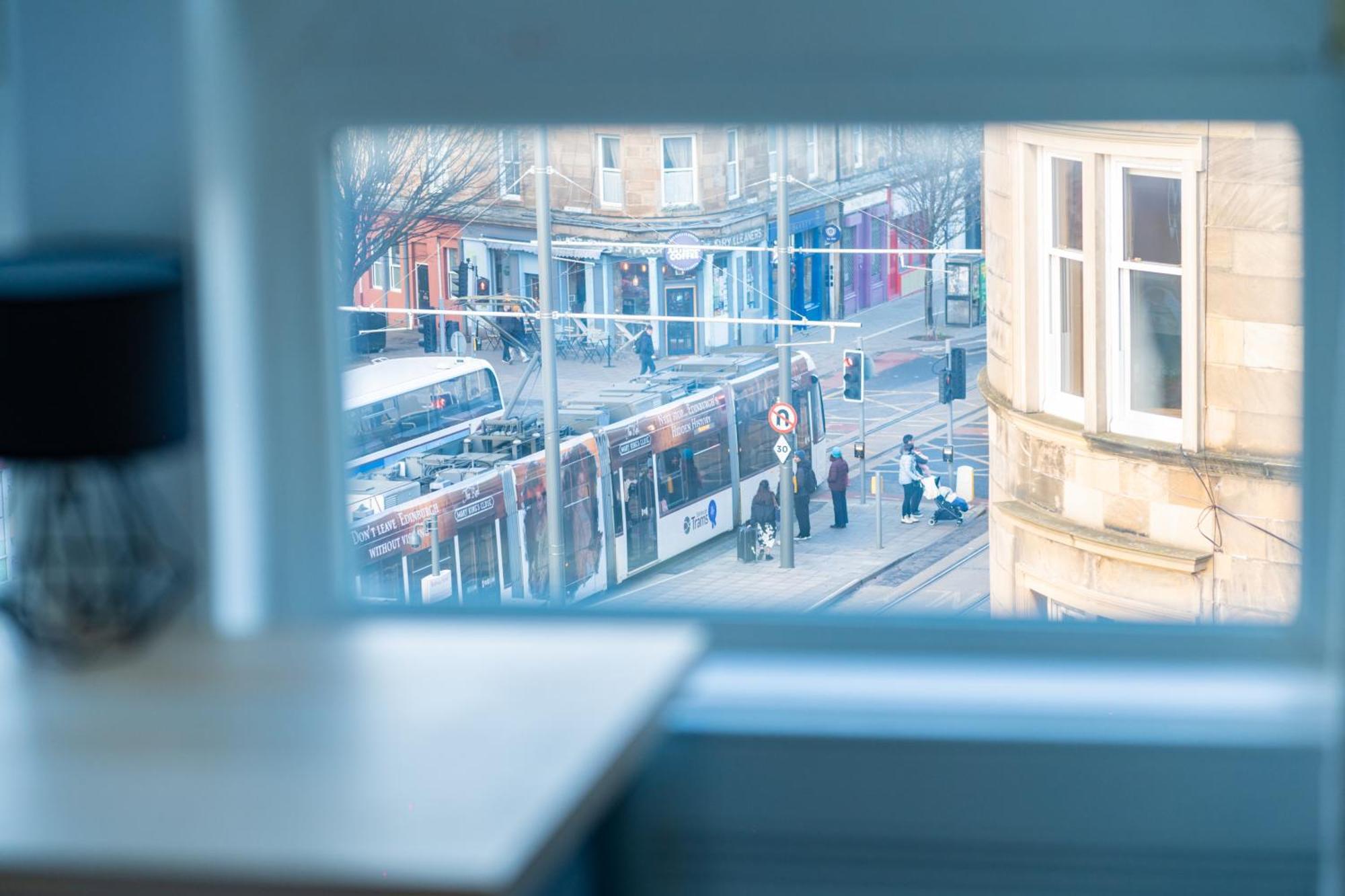 Stylish 3Br, Next To Tram Stop, Near Princes St & Ocean Terminal, Sleeps 7 Apartment Edinburgh