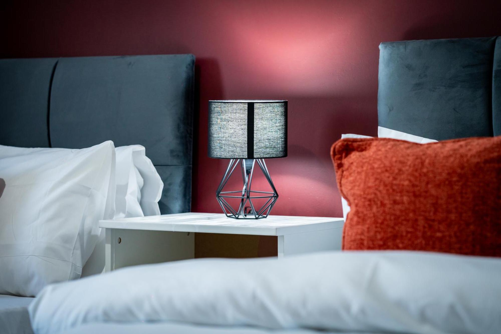 Apartment Stylish 3Br, Next To Tram Stop, Near Princes St & Ocean Terminal, Sleeps 7 Edinburgh