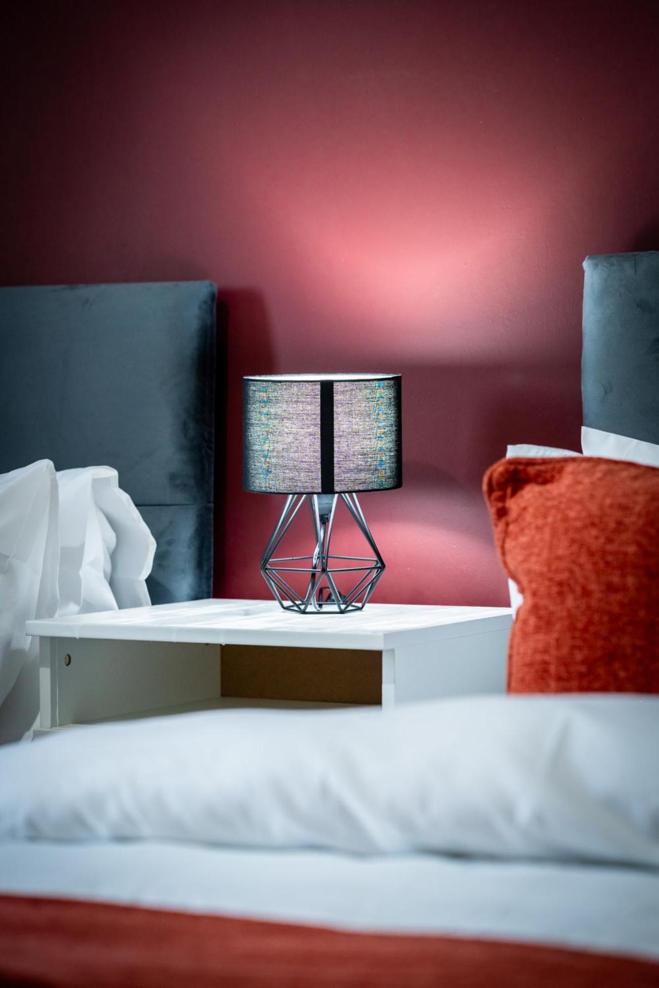Stylish 3Br, Next To Tram Stop, Near Princes St & Ocean Terminal, Sleeps 7 *