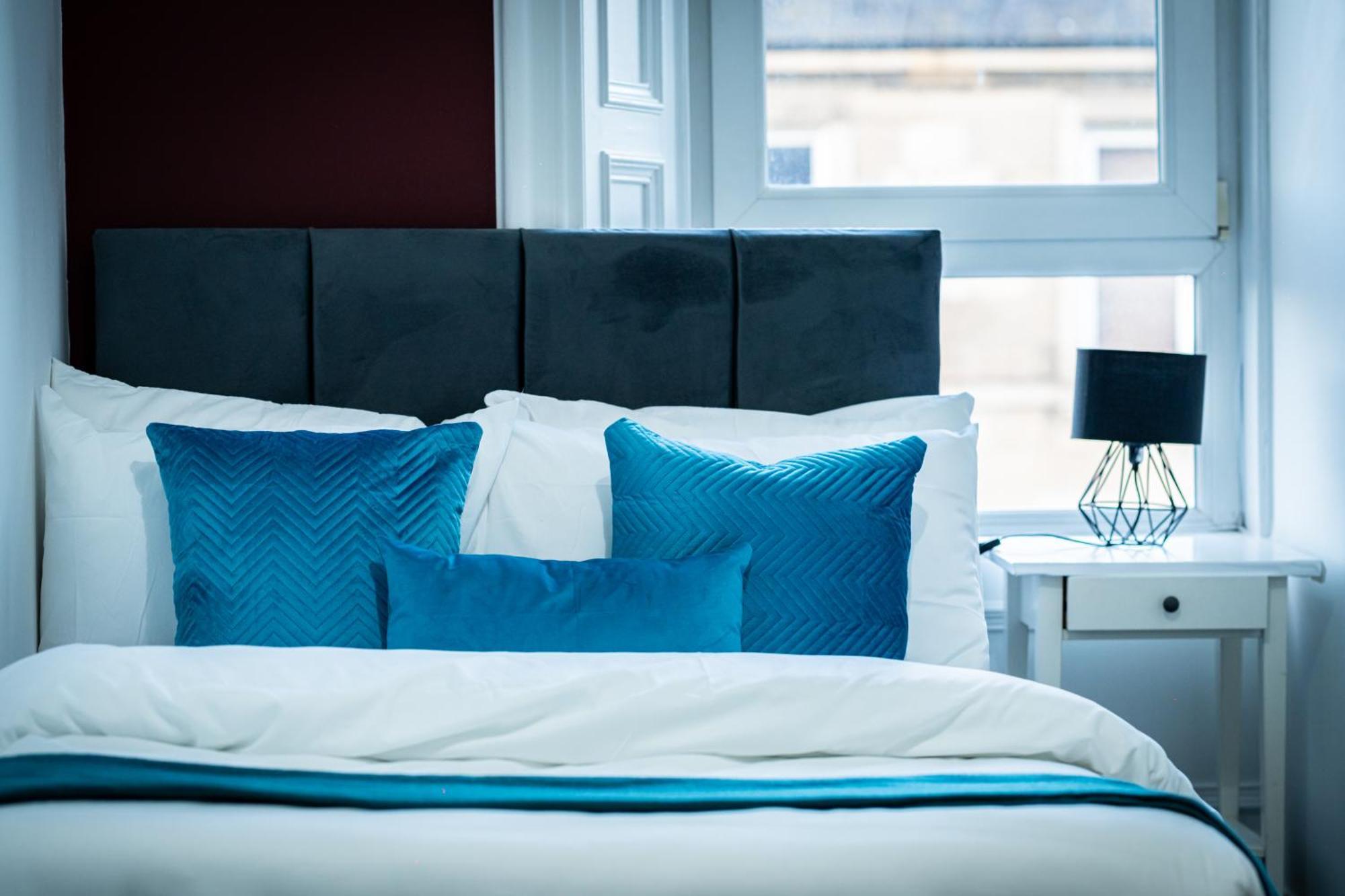Stylish 3Br, Next To Tram Stop, Near Princes St & Ocean Terminal, Sleeps 7 Edinburgh