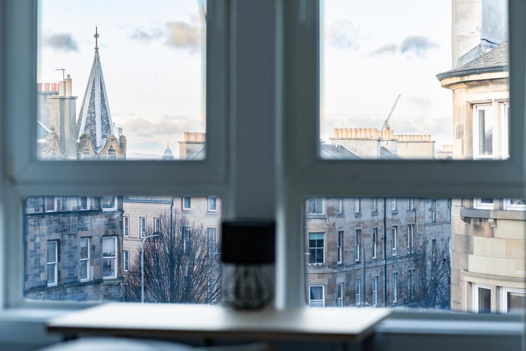 Stylish 3Br, Next To Tram Stop, Near Princes St & Ocean Terminal, Sleeps 7 * Edinburgh