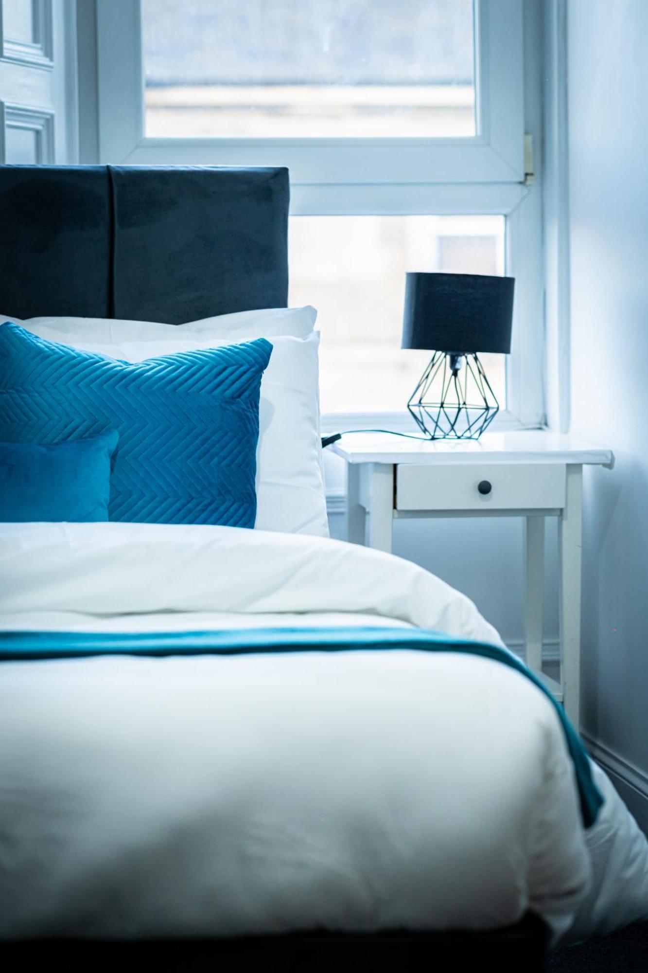 Stylish 3Br, Next To Tram Stop, Near Princes St & Ocean Terminal, Sleeps 7 Apartment *