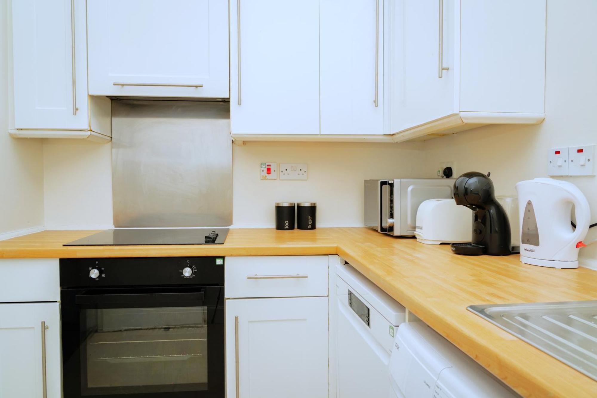 Stylish 3Br, Next To Tram Stop, Near Princes St & Ocean Terminal, Sleeps 7 Apartment *