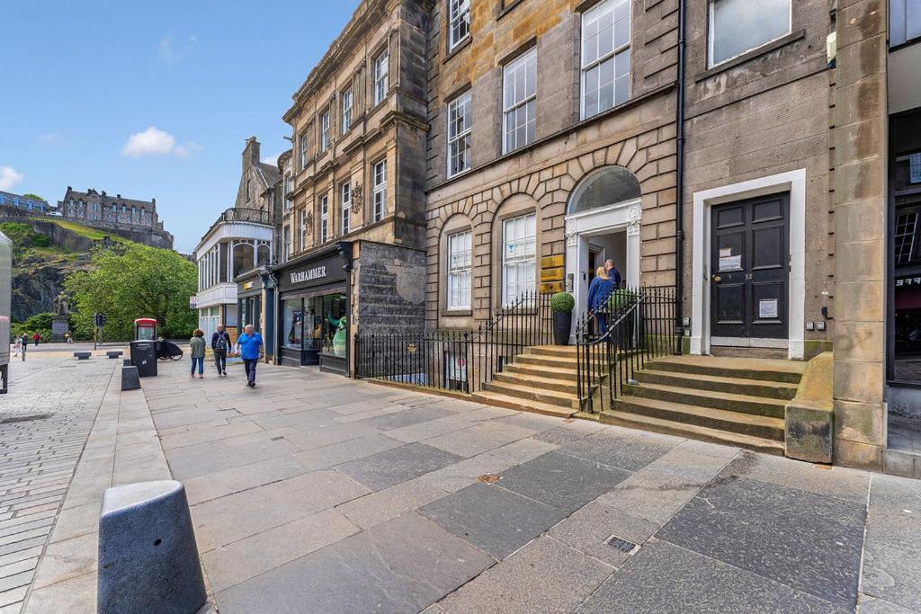 Apartment Super Spacious 4 Bed, Sleeps 6 *
