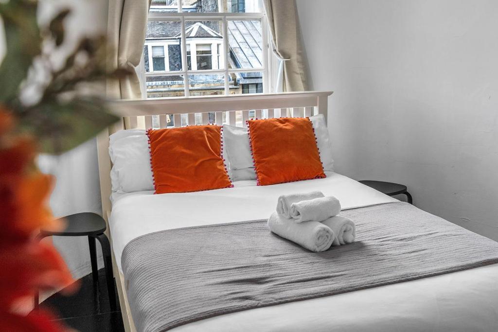 Super Spacious 4 Bed, Sleeps 6 * Edinburgh