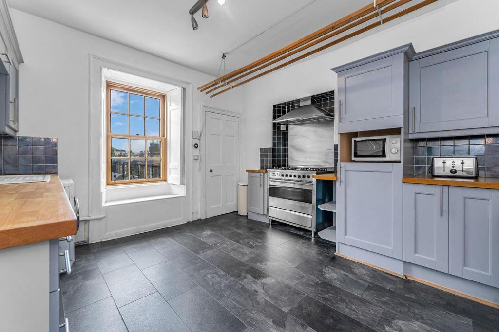 Apartment Super Spacious 4 Bed, Sleeps 6 Edinburgh