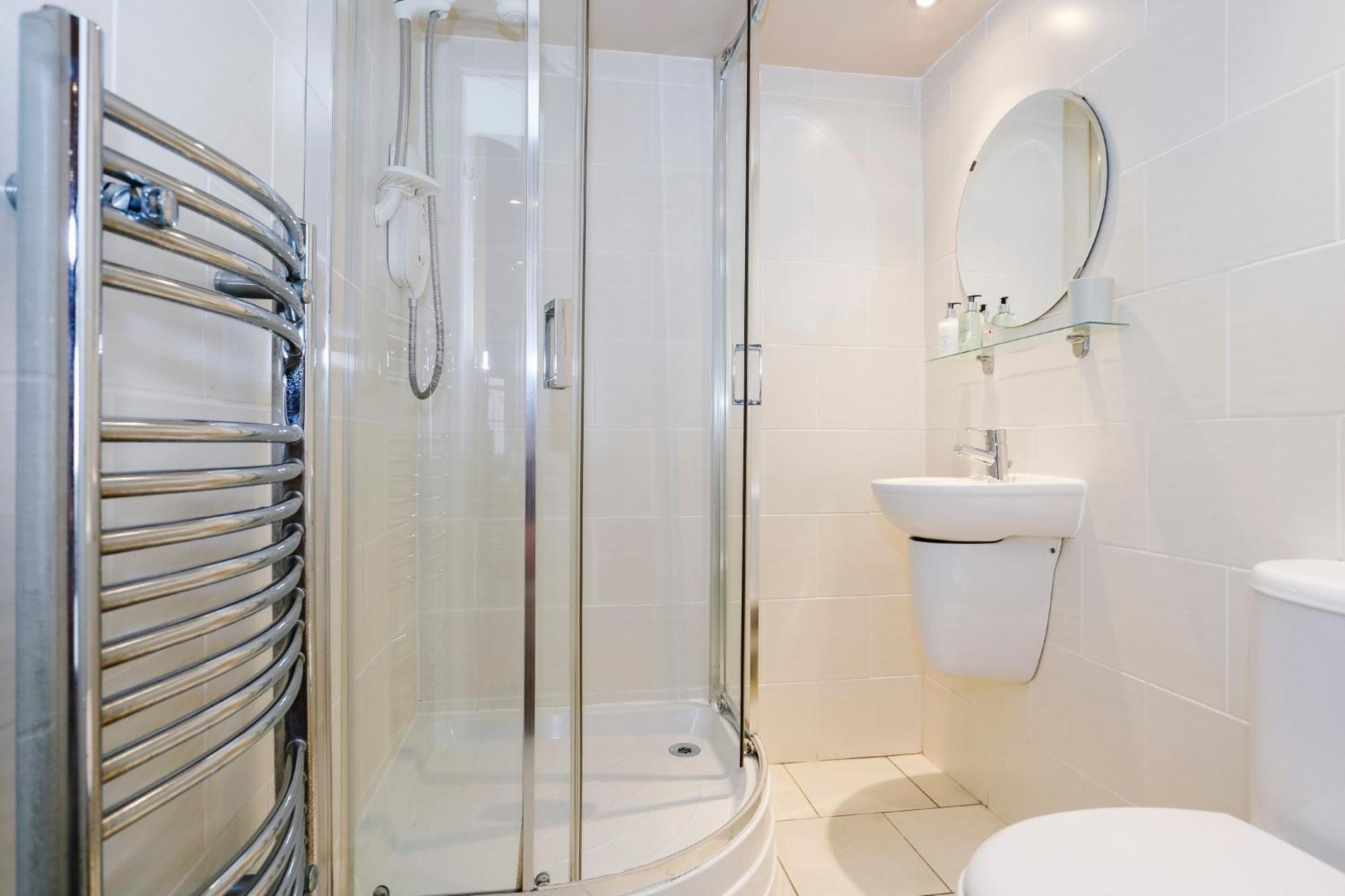 Large 3 Bed 3 Bath - New Town Apartment *