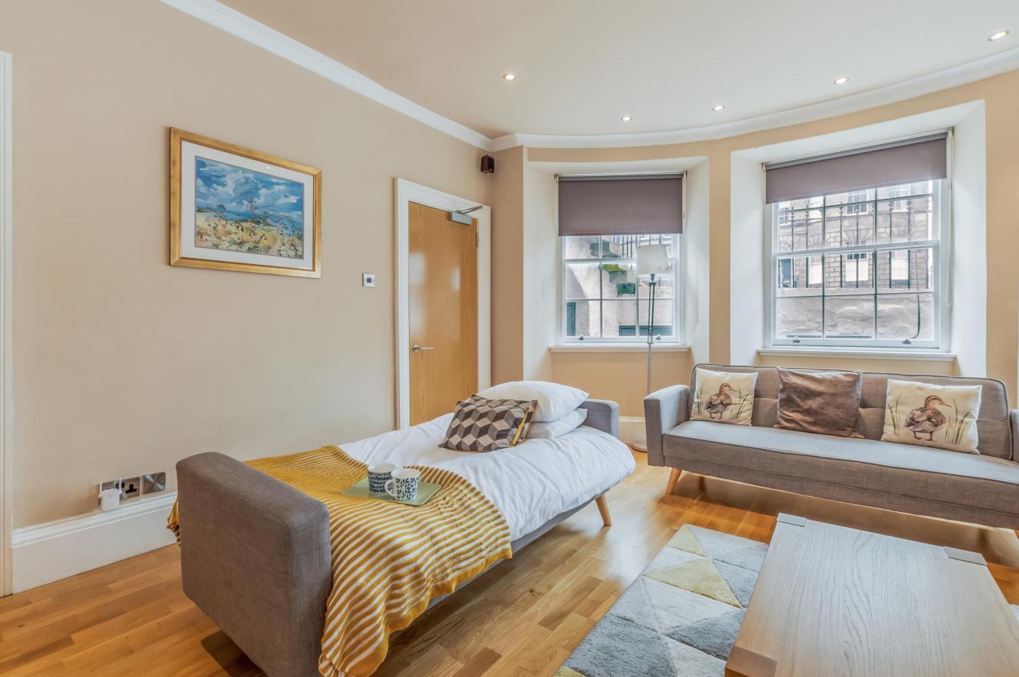 Large 3 Bed 3 Bath - New Town