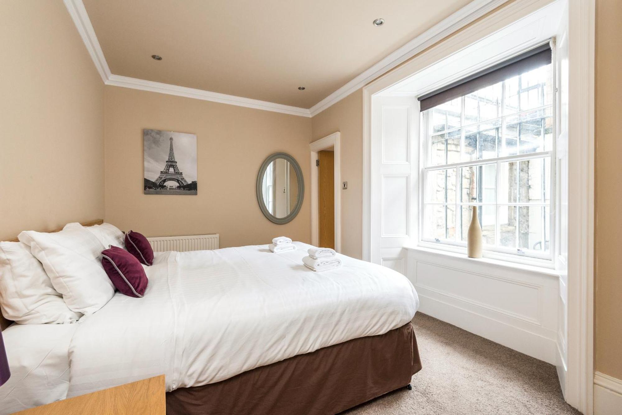 Large 3 Bed 3 Bath - New Town Apartment