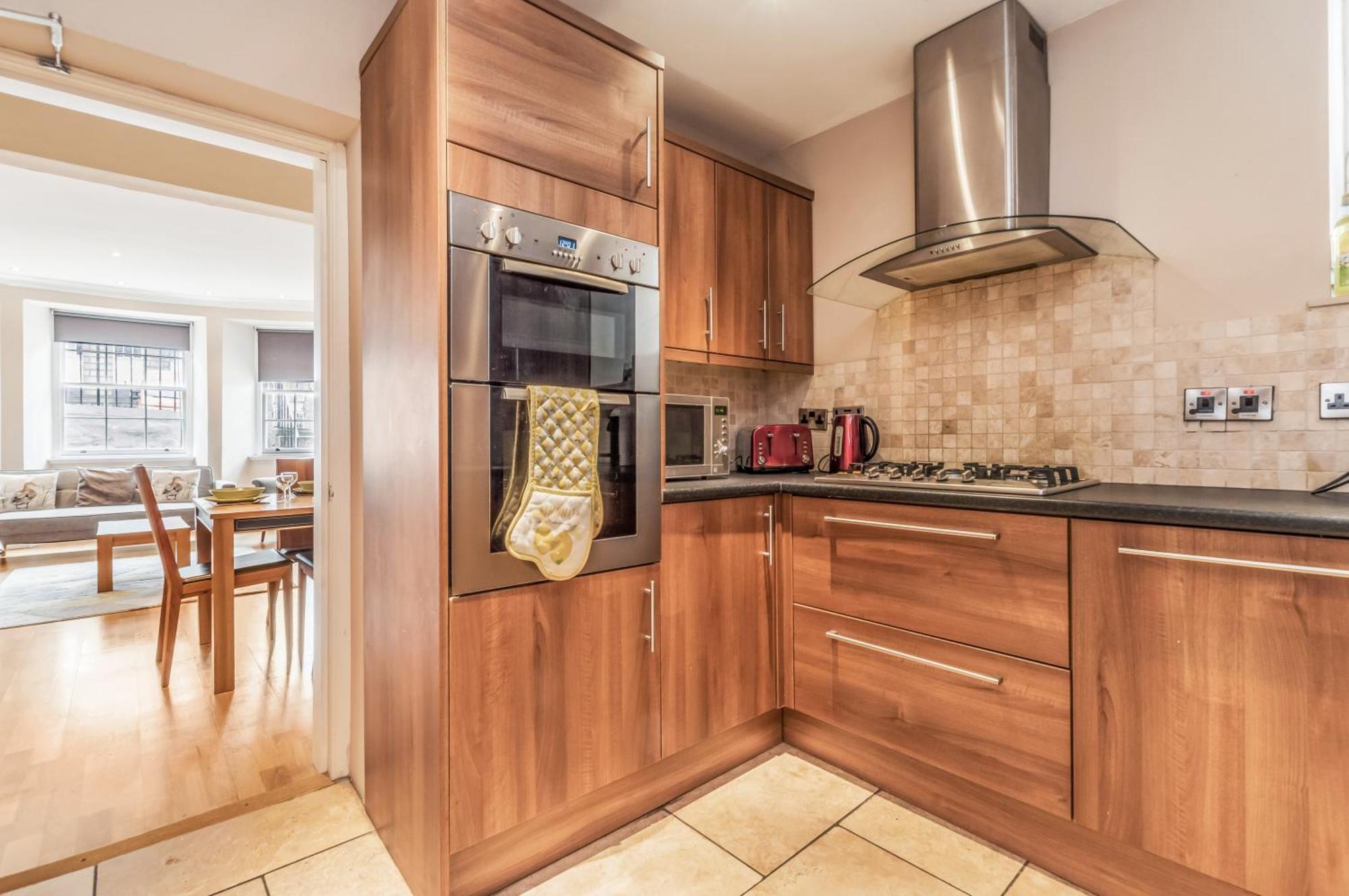 Large 3 Bed 3 Bath - New Town Apartment *