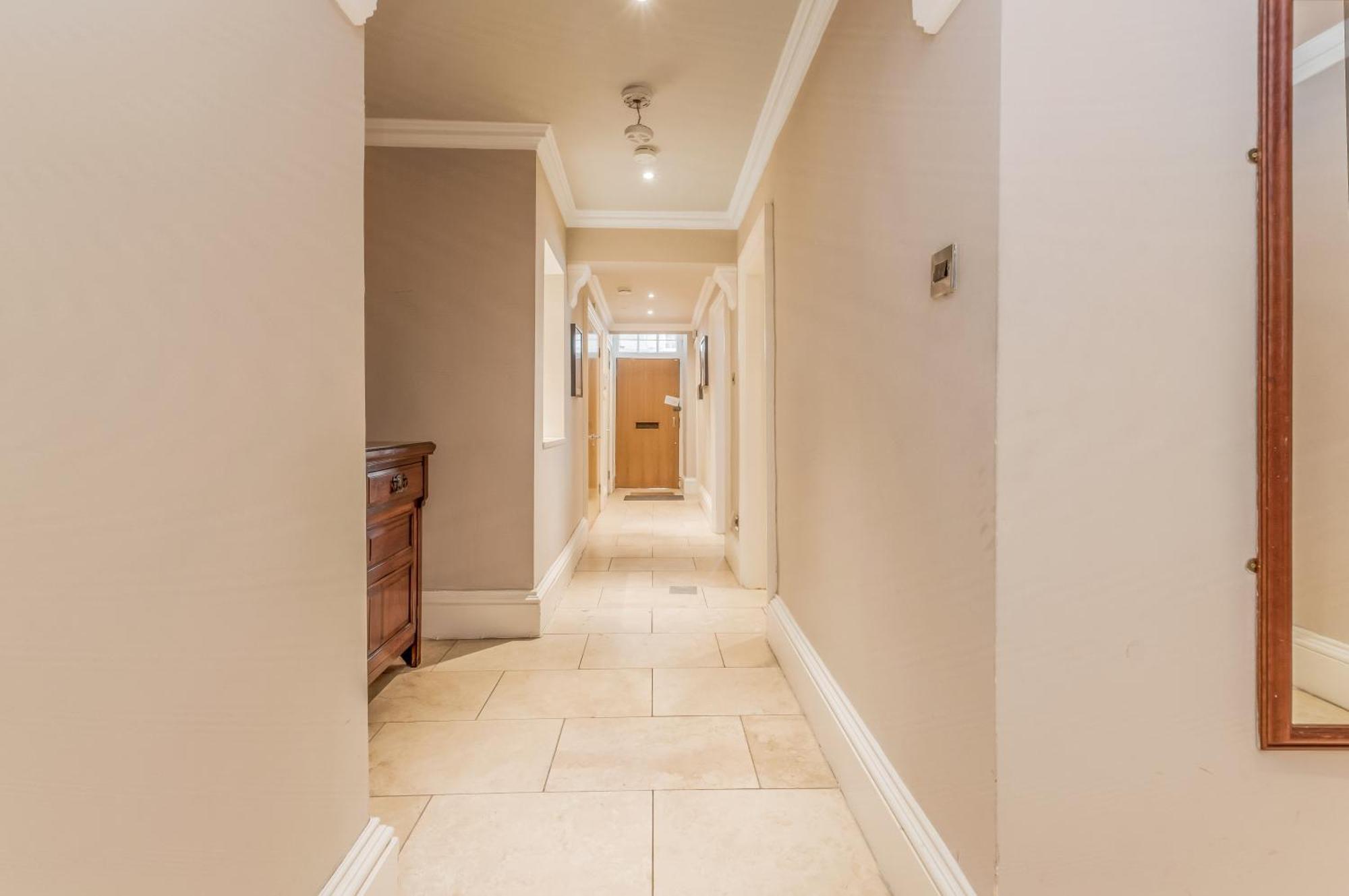 Large 3 Bed 3 Bath - New Town *