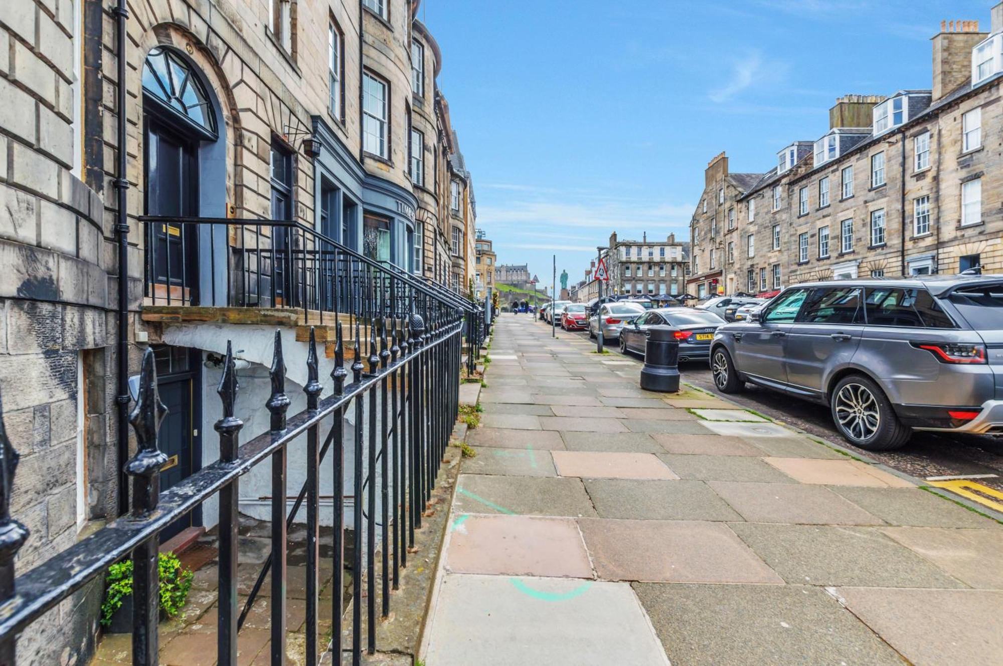 Large 3 Bed 3 Bath - New Town Apartment