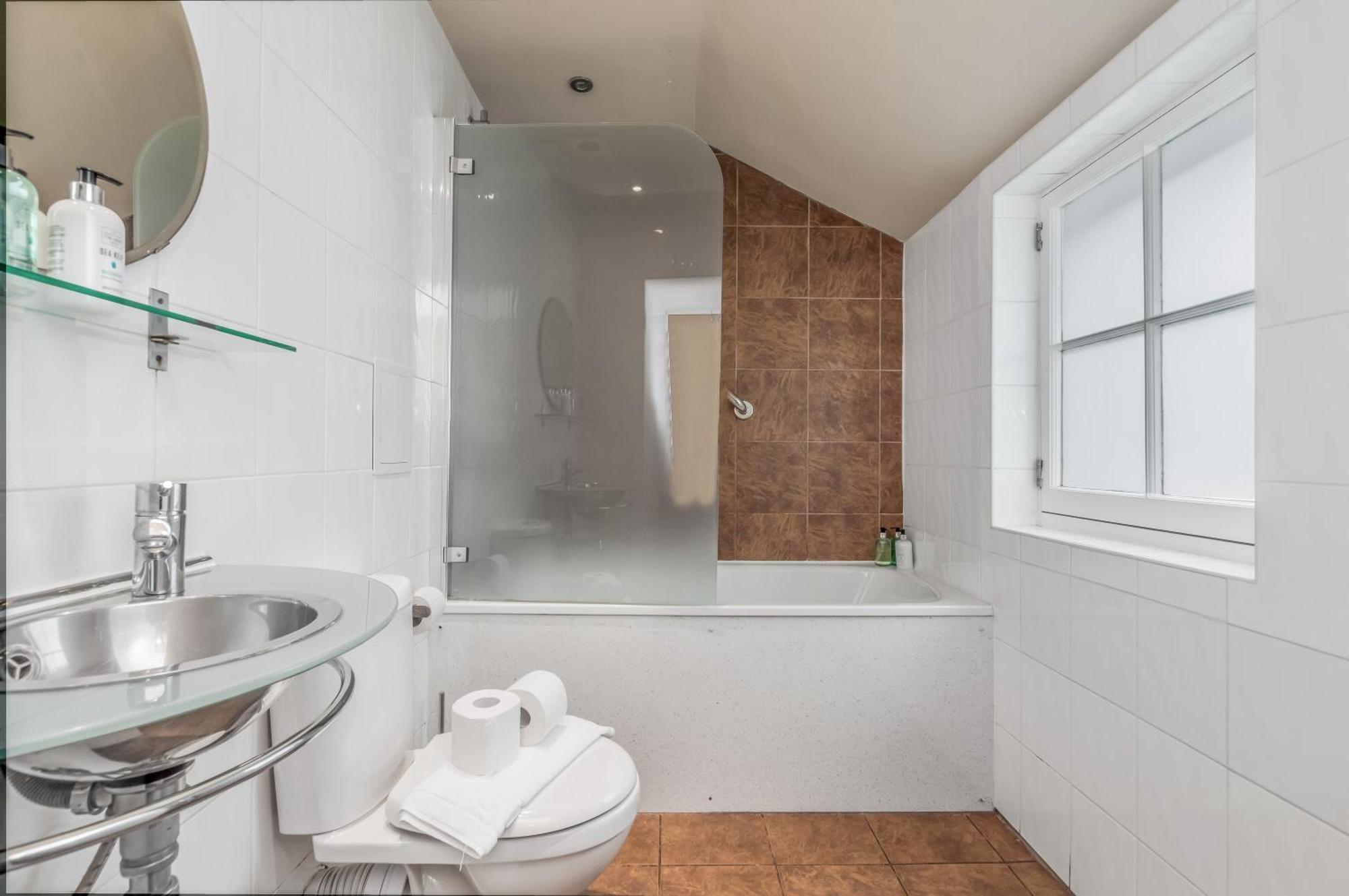 Large 3 Bed 3 Bath - New Town
