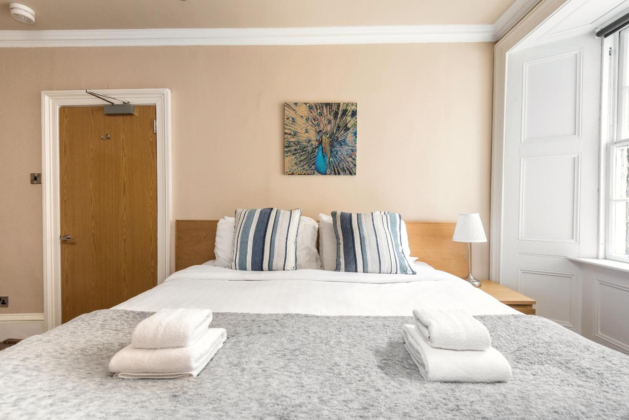 Large 3 Bed 3 Bath - New Town Apartment