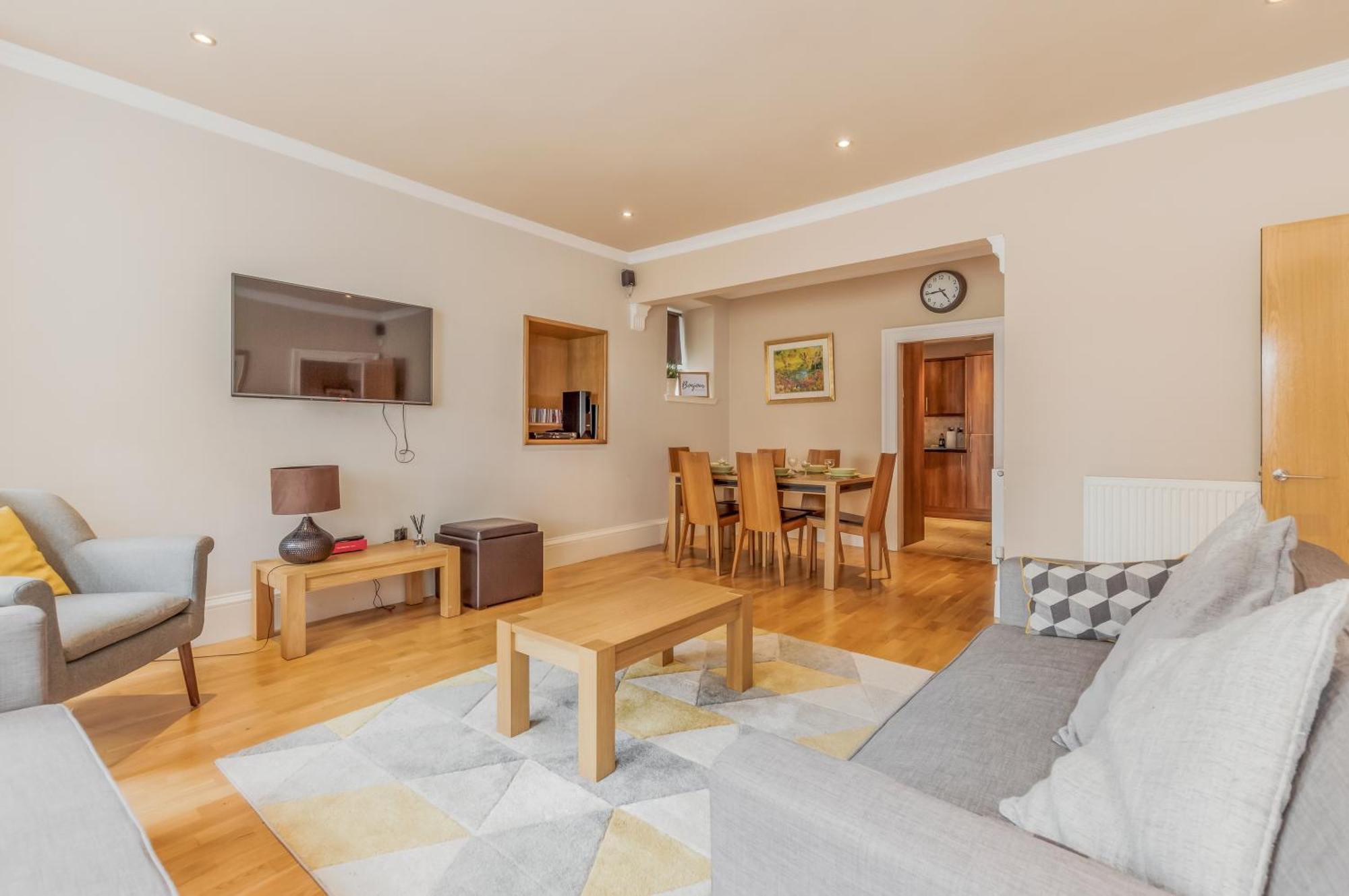 Large 3 Bed 3 Bath - New Town *