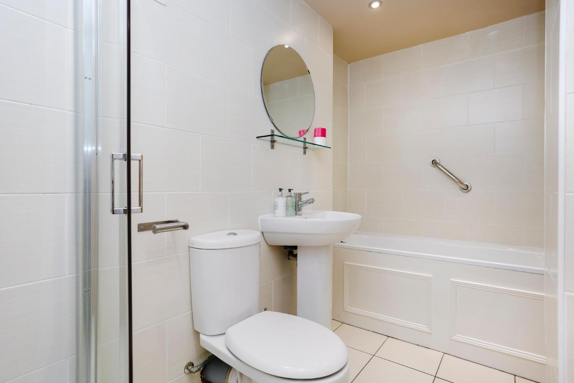 Large 3 Bed 3 Bath - New Town
