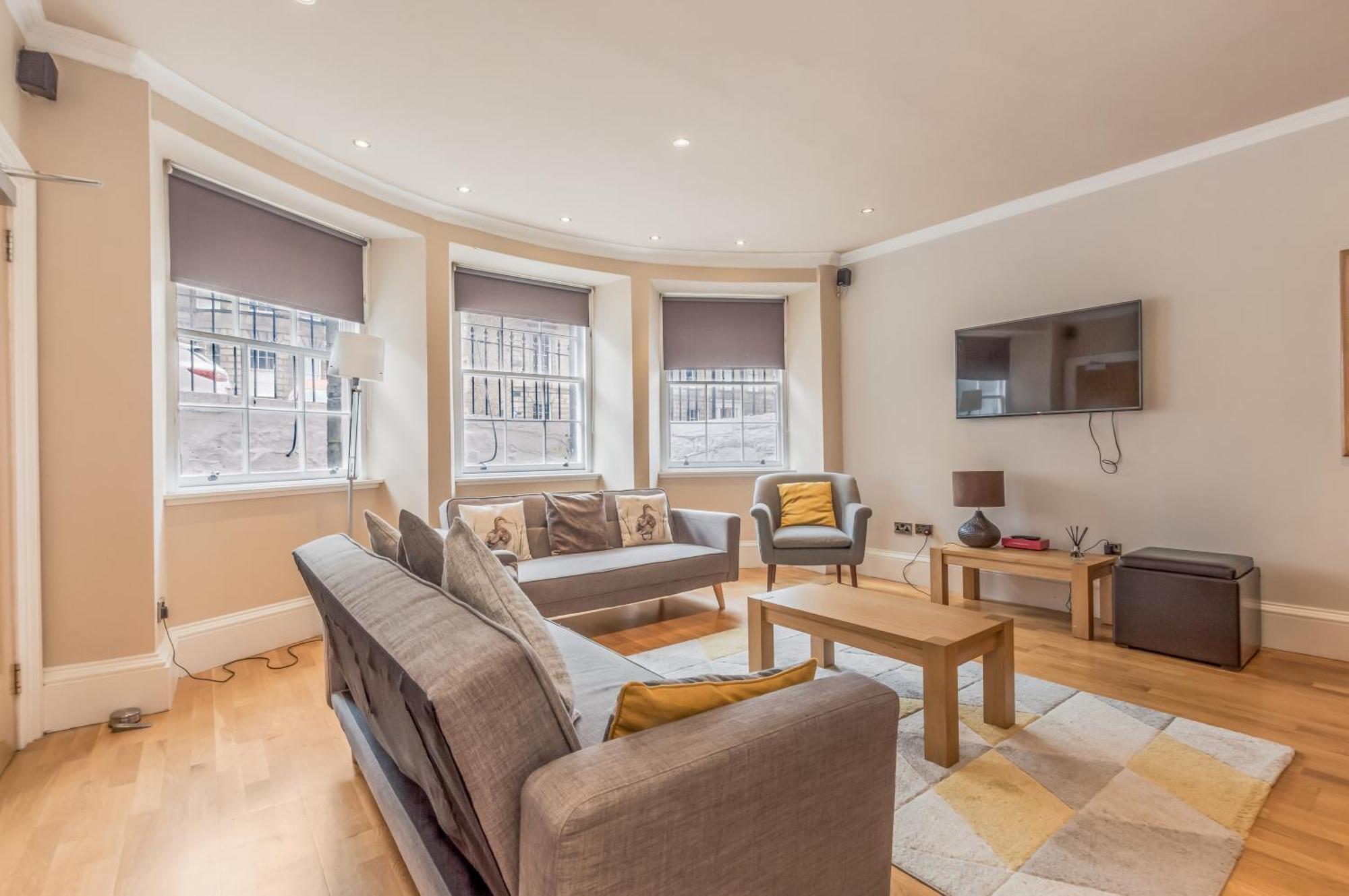 Large 3 Bed 3 Bath - New Town Apartment
