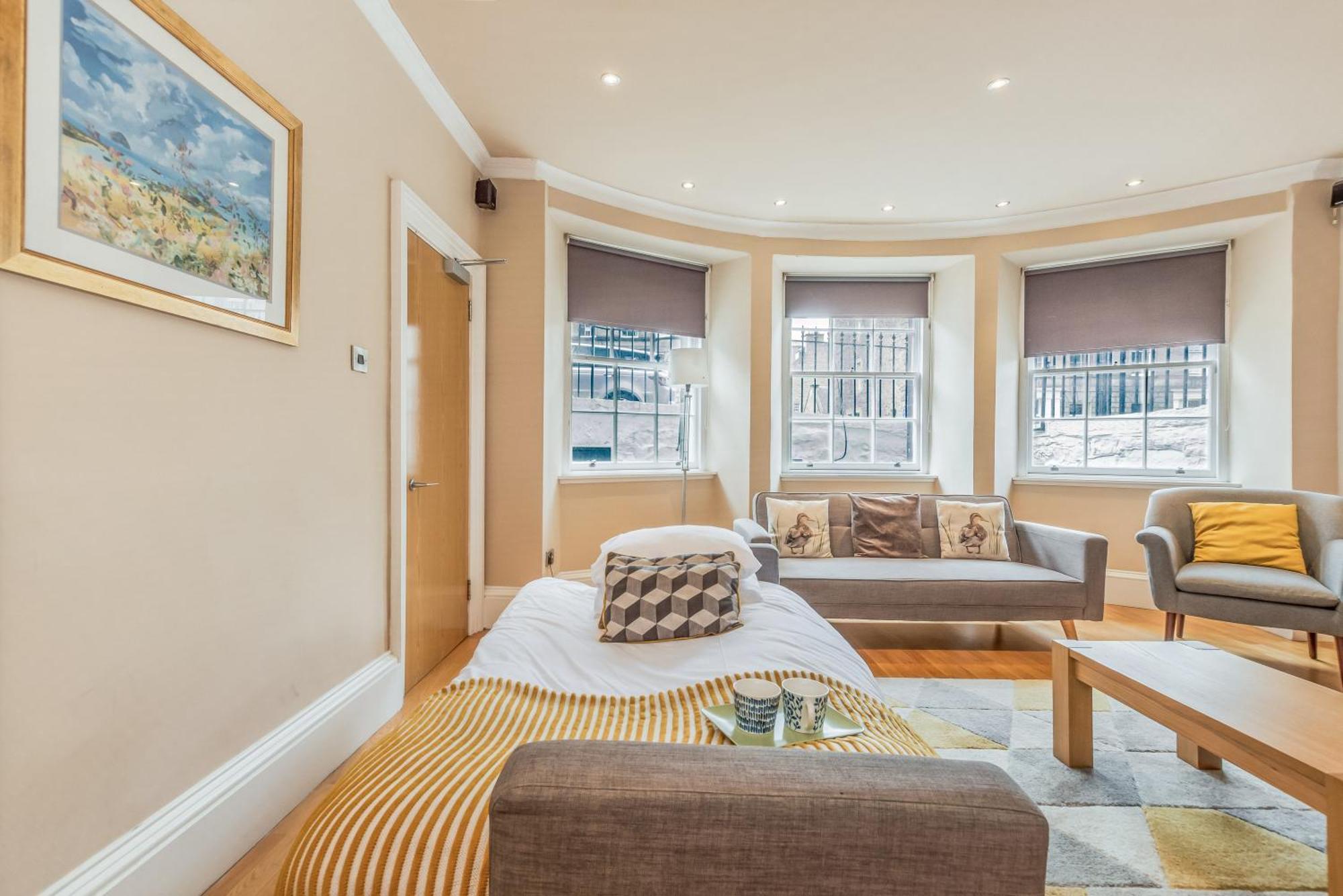 Large 3 Bed 3 Bath - New Town Apartment *