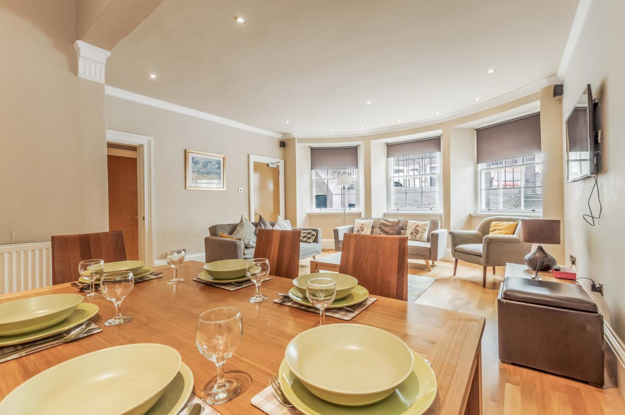 Apartment Large 3 Bed 3 Bath - New Town *