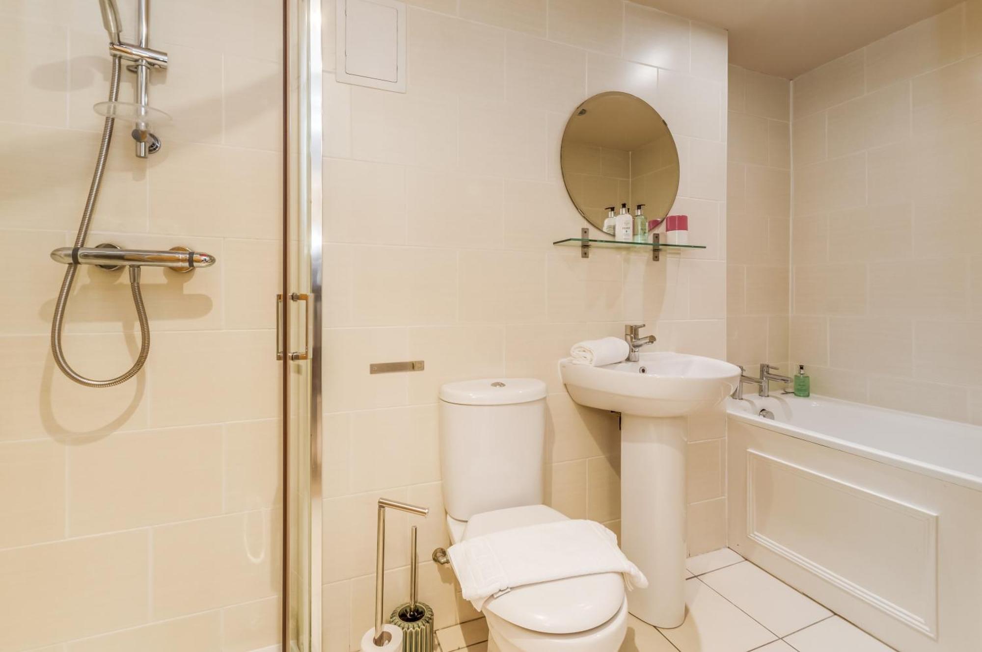 Large 3 Bed 3 Bath - New Town *