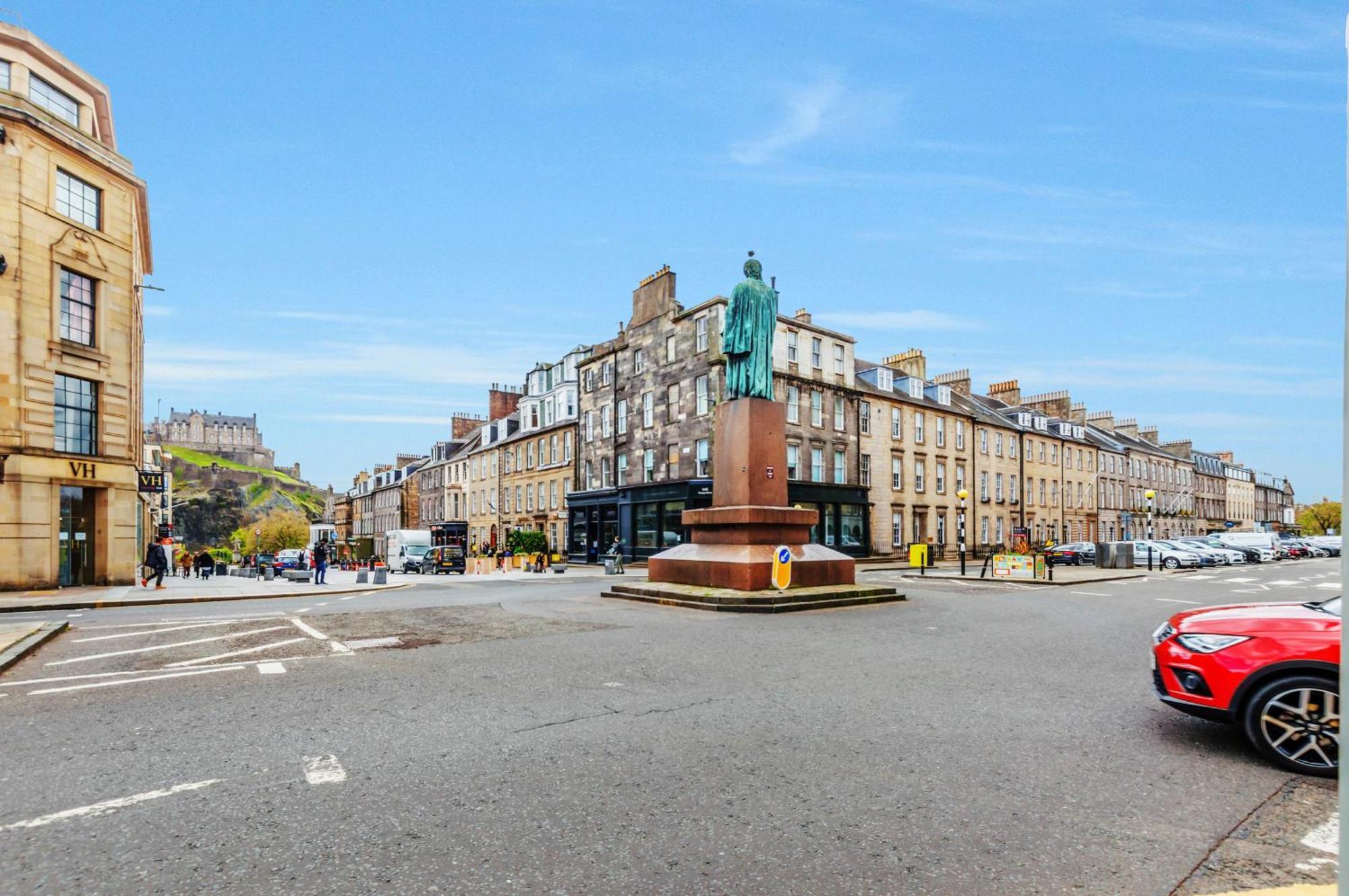 Large 3 Bed 3 Bath - New Town Apartment *