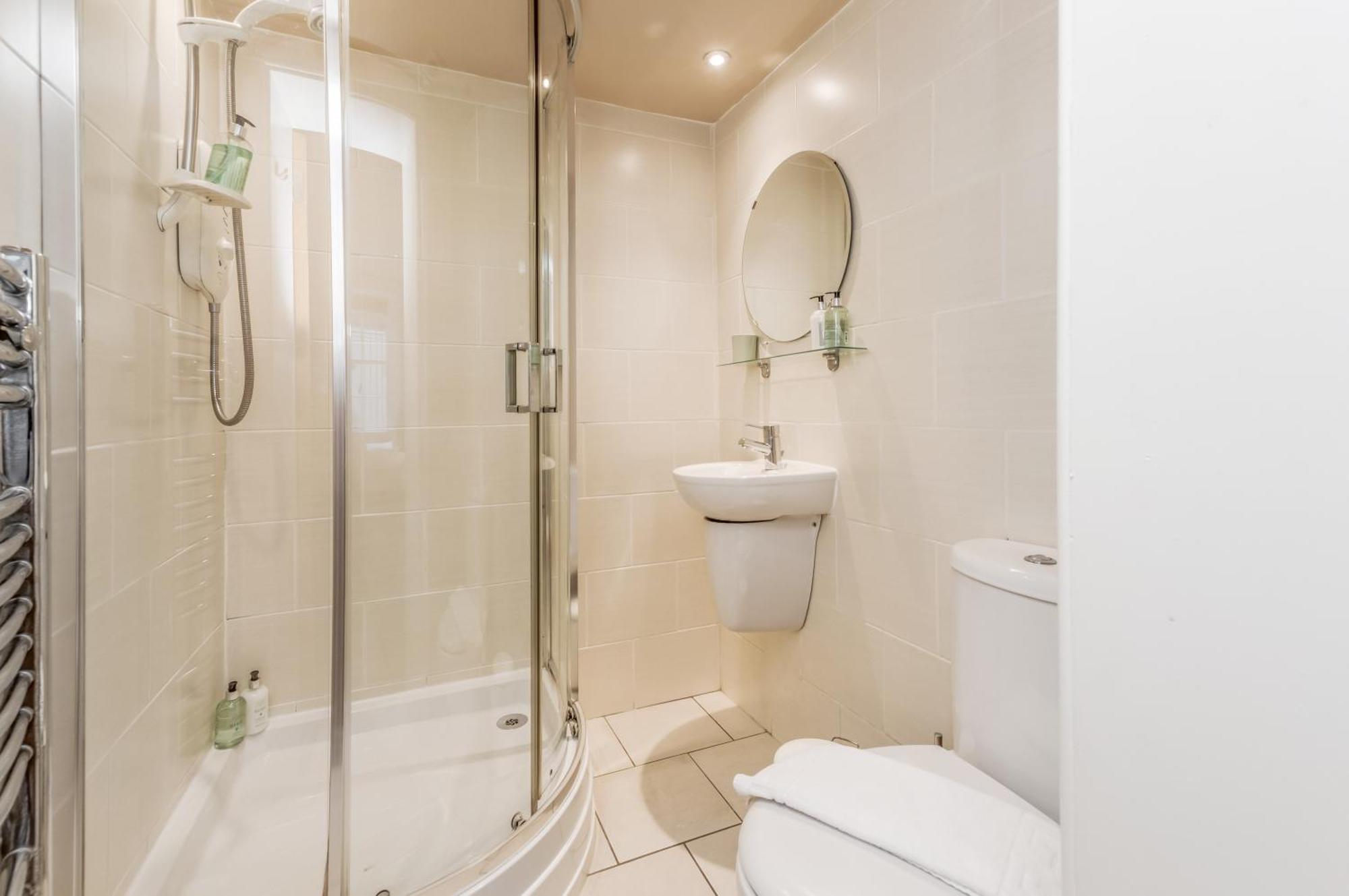 Large 3 Bed 3 Bath - New Town Apartment