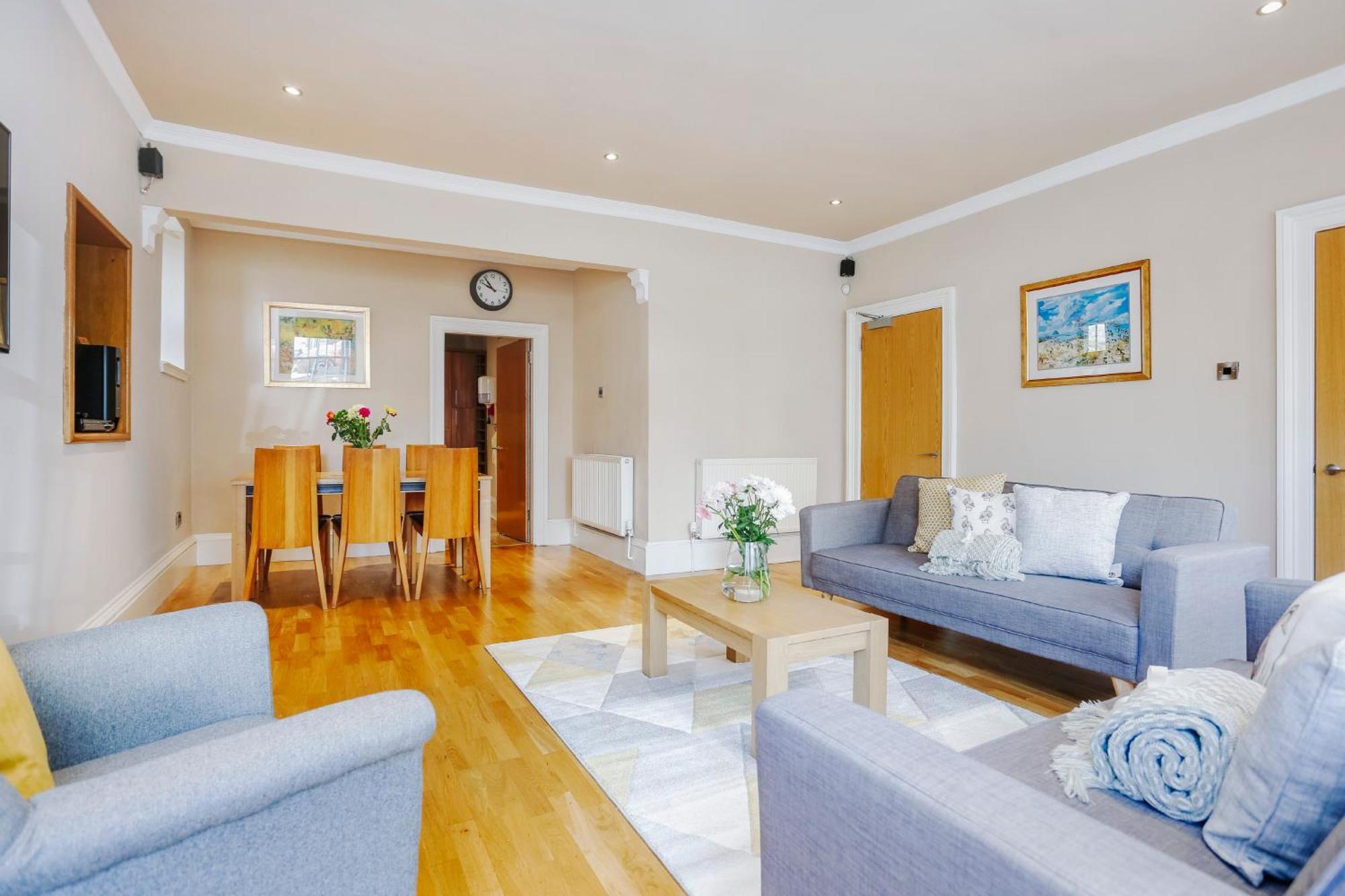 Large 3 Bed 3 Bath - New Town *