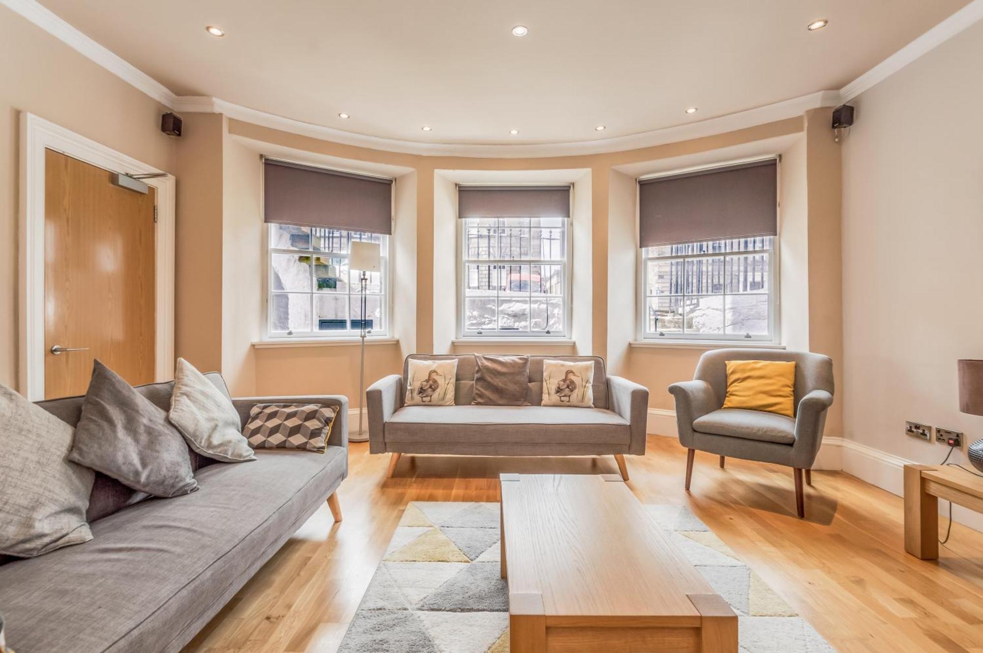 Large 3 Bed 3 Bath - New Town *