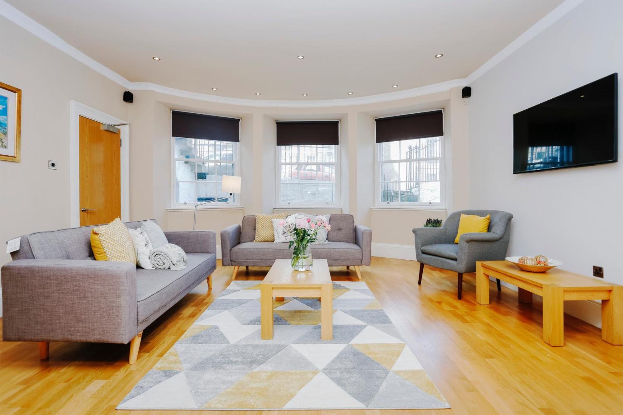 Large 3 Bed 3 Bath - New Town Apartment