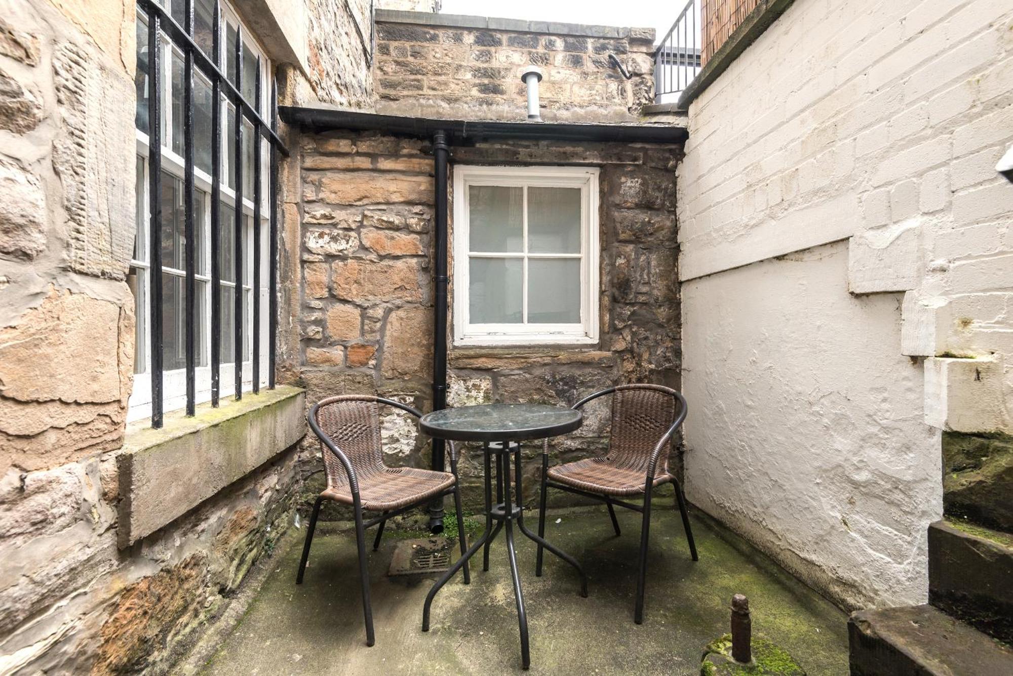 Large 3 Bed 3 Bath - New Town Apartment