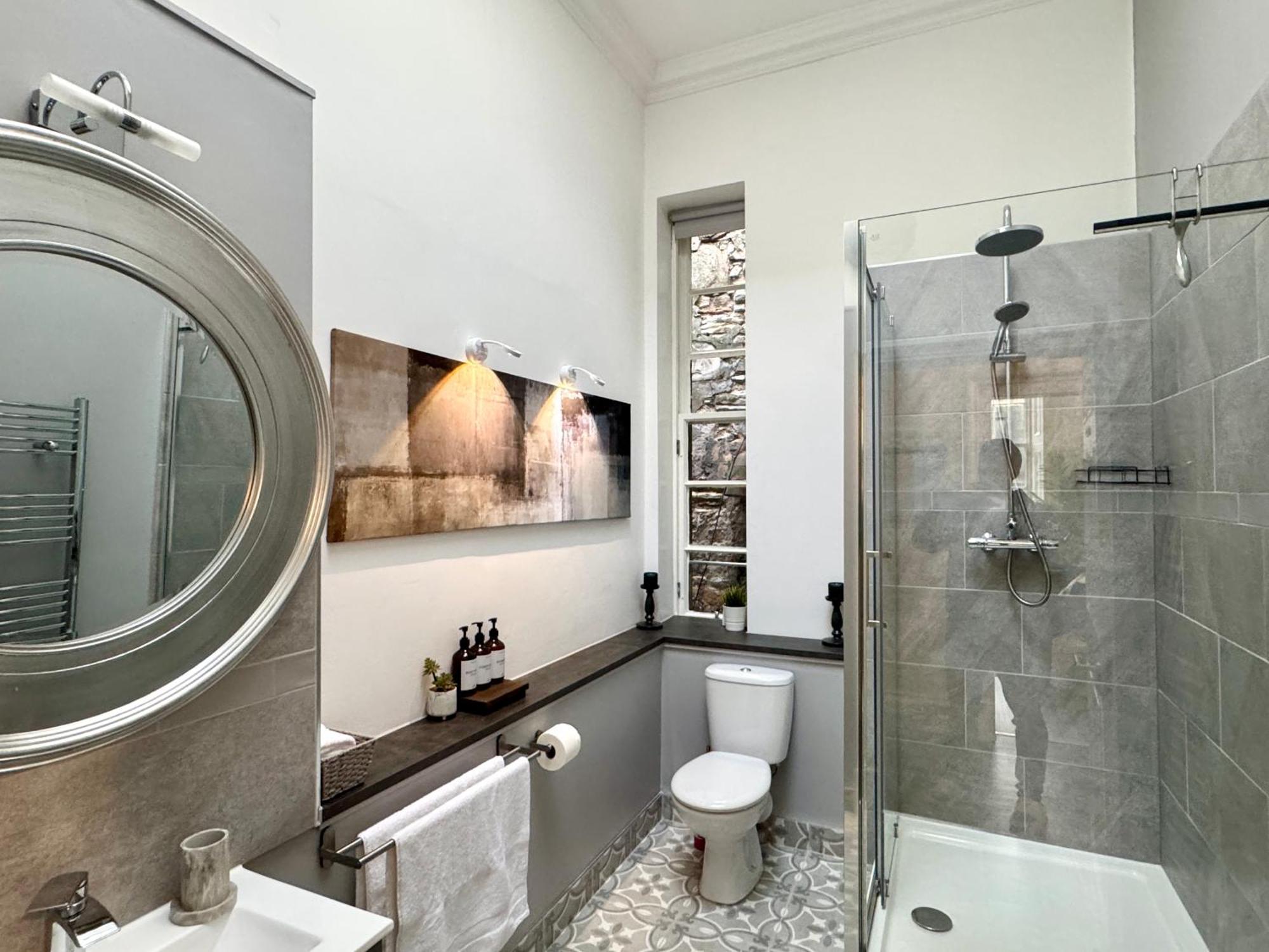 Large Luxury 3 Bedroom & 2 Bathroom - Next To Royal Mile, Castle & Grass Market Apartment