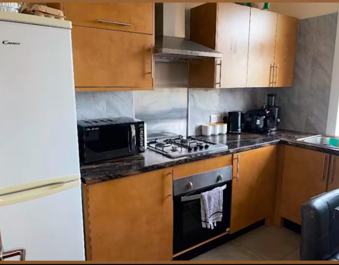2 Bedroom In With 2 Free Parking Spaces Apartment *