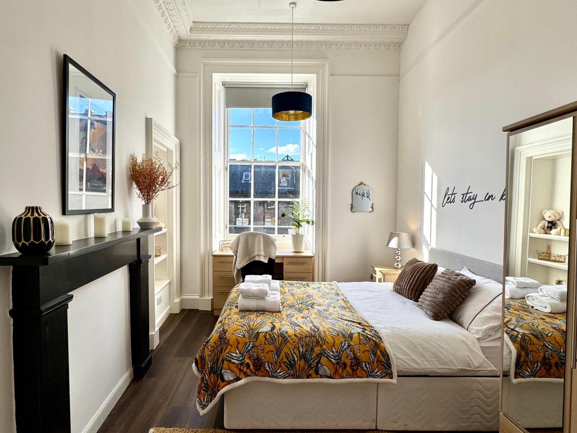 Large Luxury 3 Bedroom & 2 Bathroom - Next To Royal Mile, Castle & Grass Market Apartment