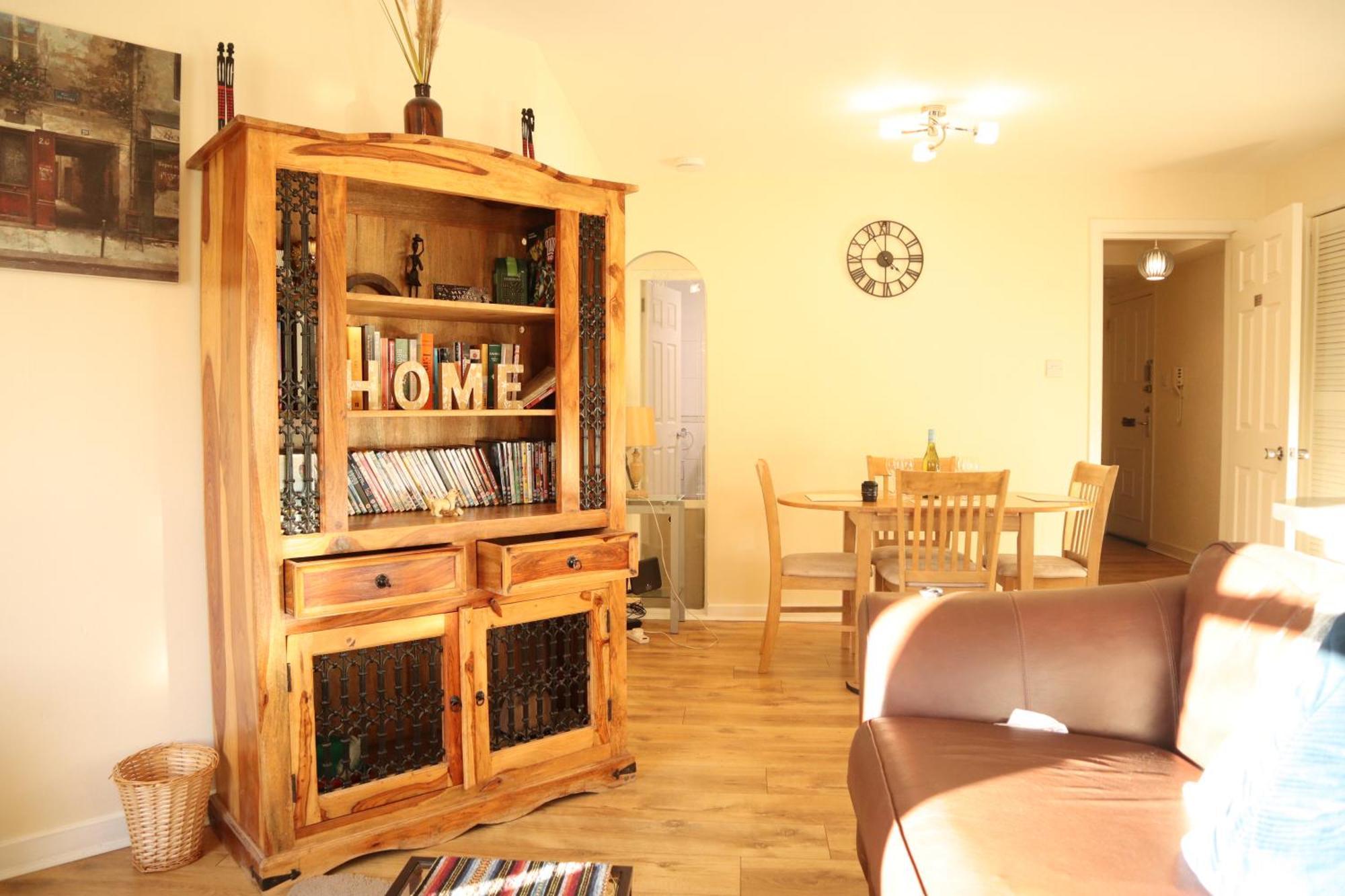 3 Bedrooms Flat In Old Town Sleeps 6 *