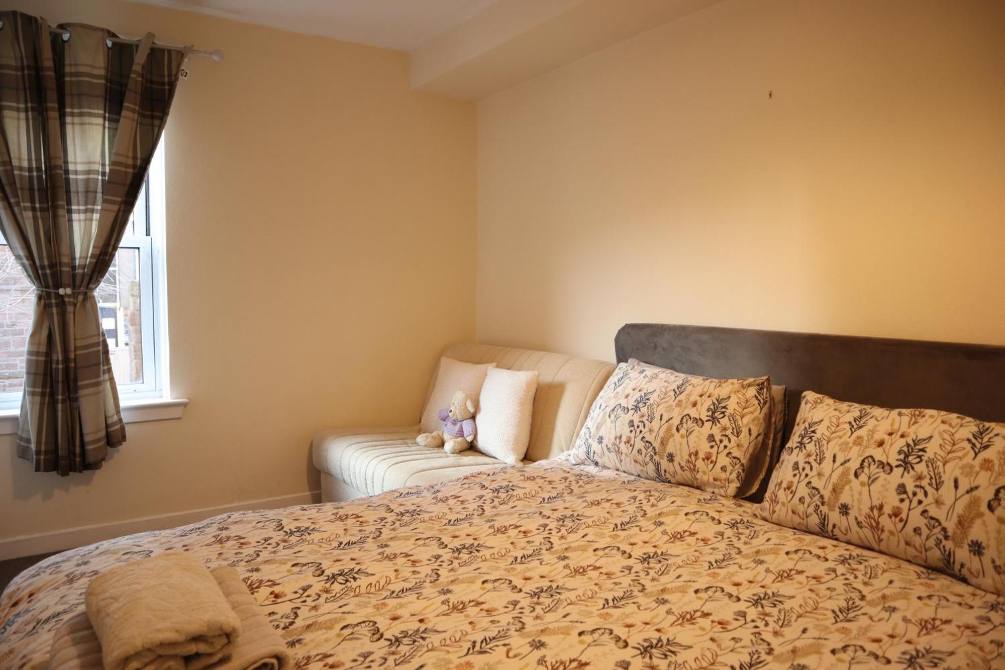 3 Bedrooms Flat In Old Town Sleeps 6 Edinburgh