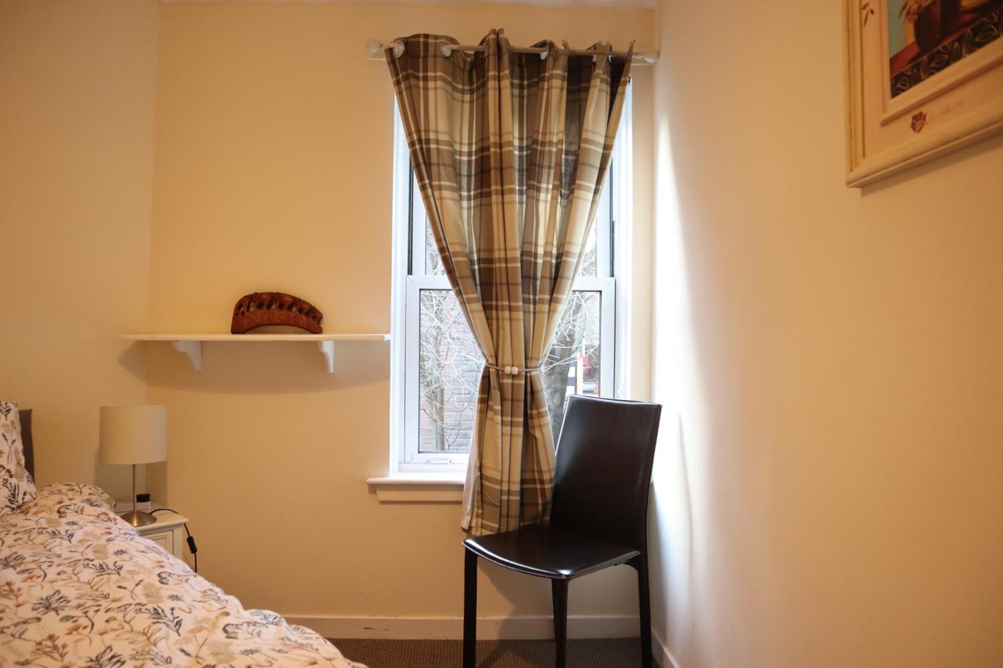 3 Bedrooms Flat In Old Town Sleeps 6 Apartment