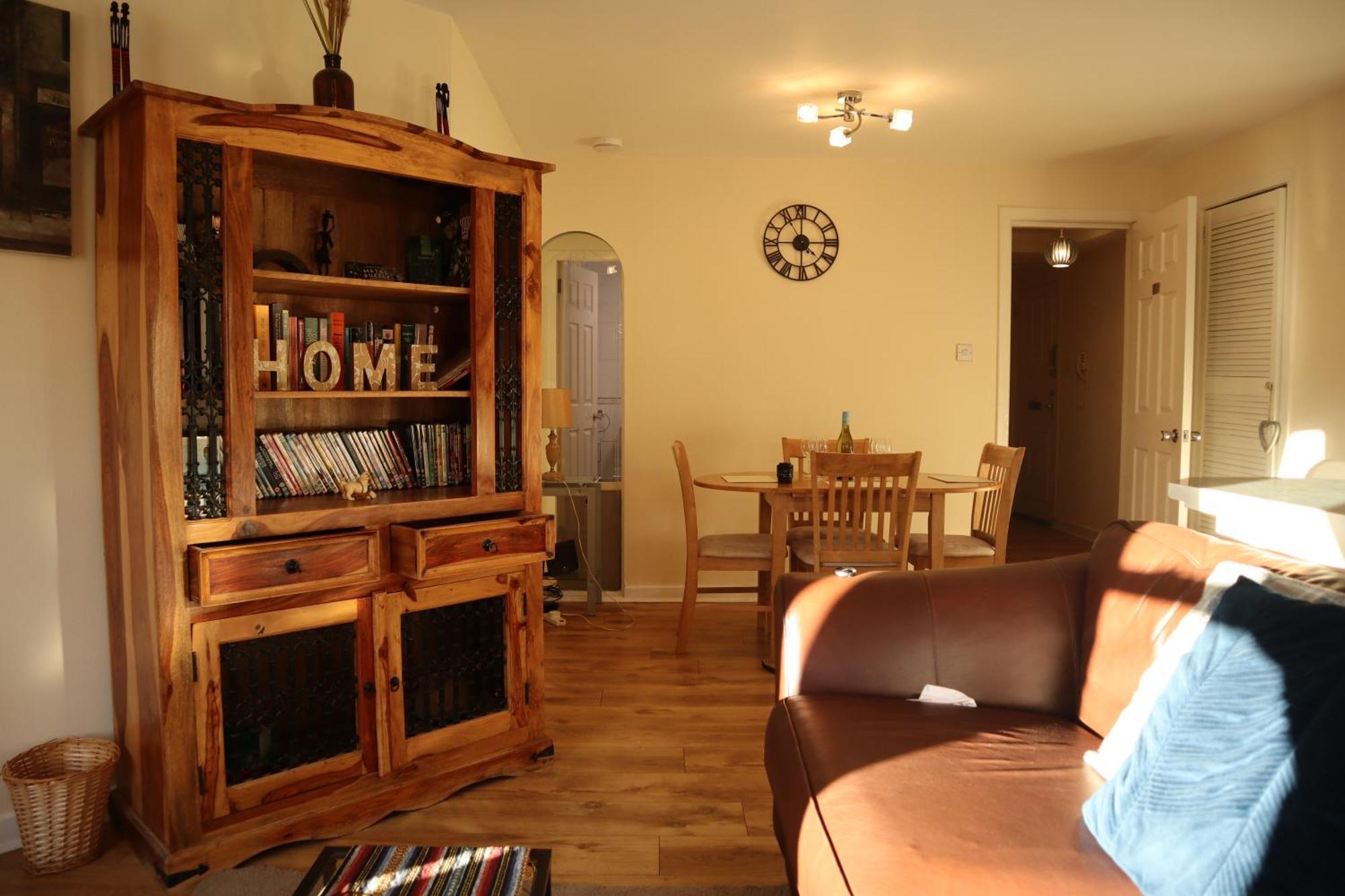 3 Bedrooms Flat In Old Town Sleeps 6 Edinburgh