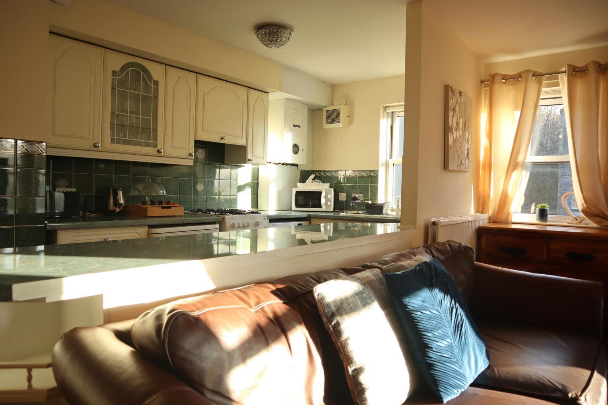 3 Bedrooms Flat In Old Town Sleeps 6 *