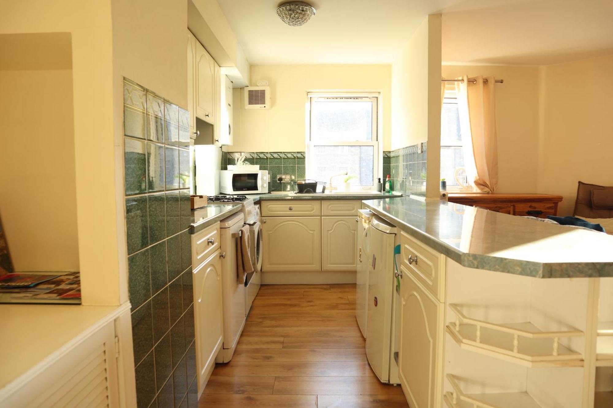 3 Bedrooms Flat In Old Town Sleeps 6 *