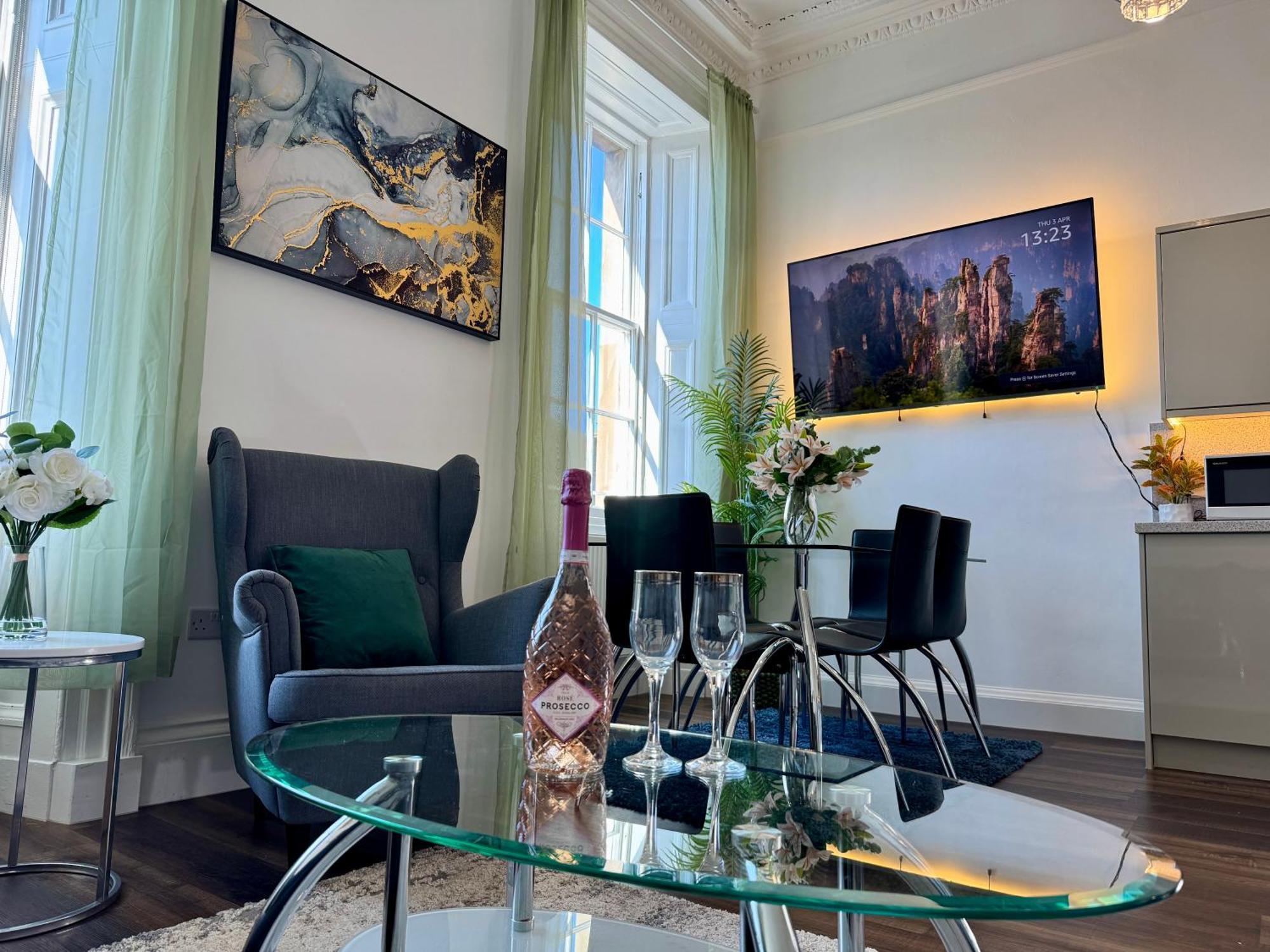 Large Luxury 3 Bedroom & 2 Bathroom - Next To Royal Mile, Castle & Grass Market * Edinburgh