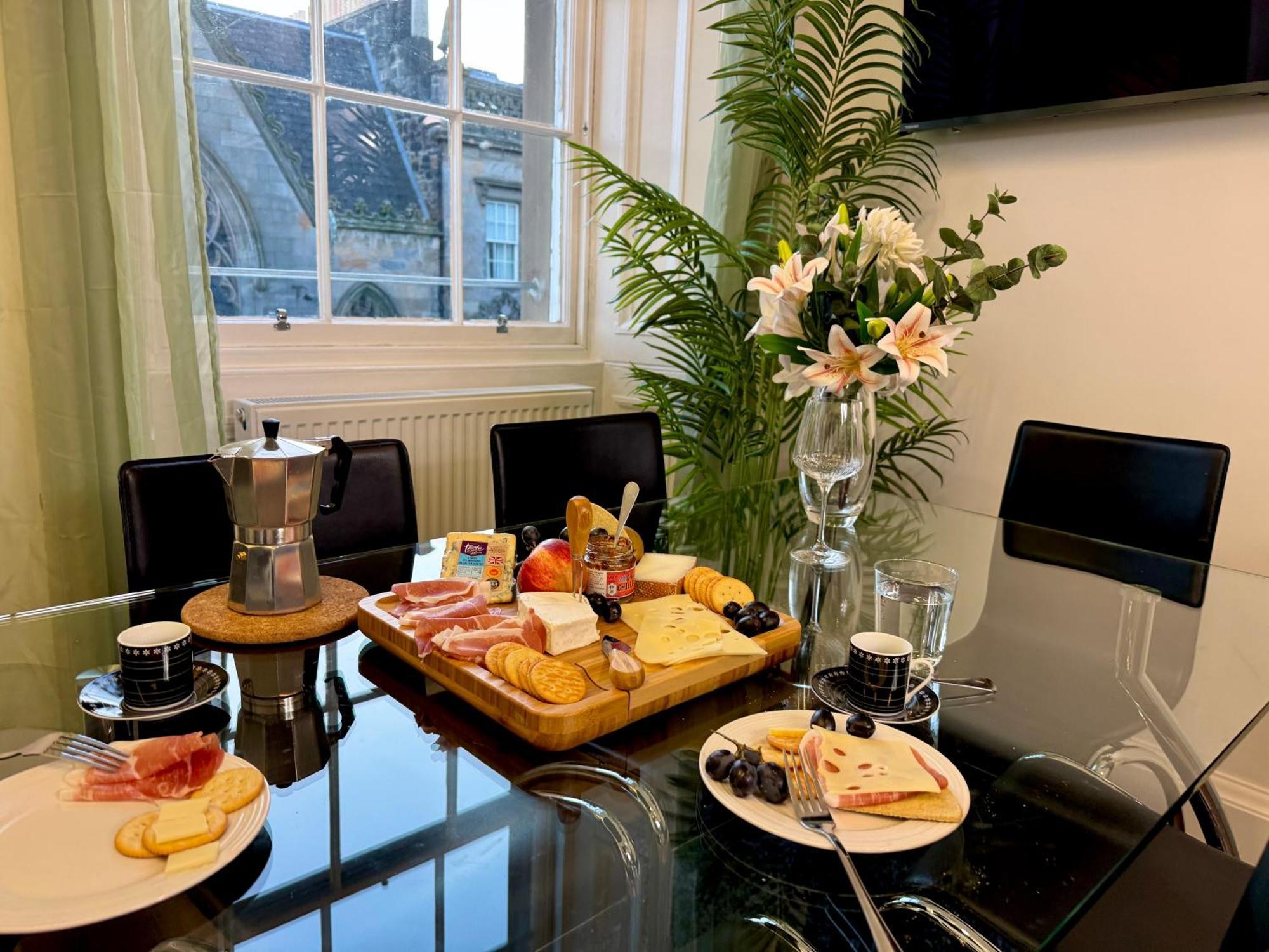Large Luxury 3 Bedroom & 2 Bathroom - Next To Royal Mile, Castle & Grass Market Edinburgh