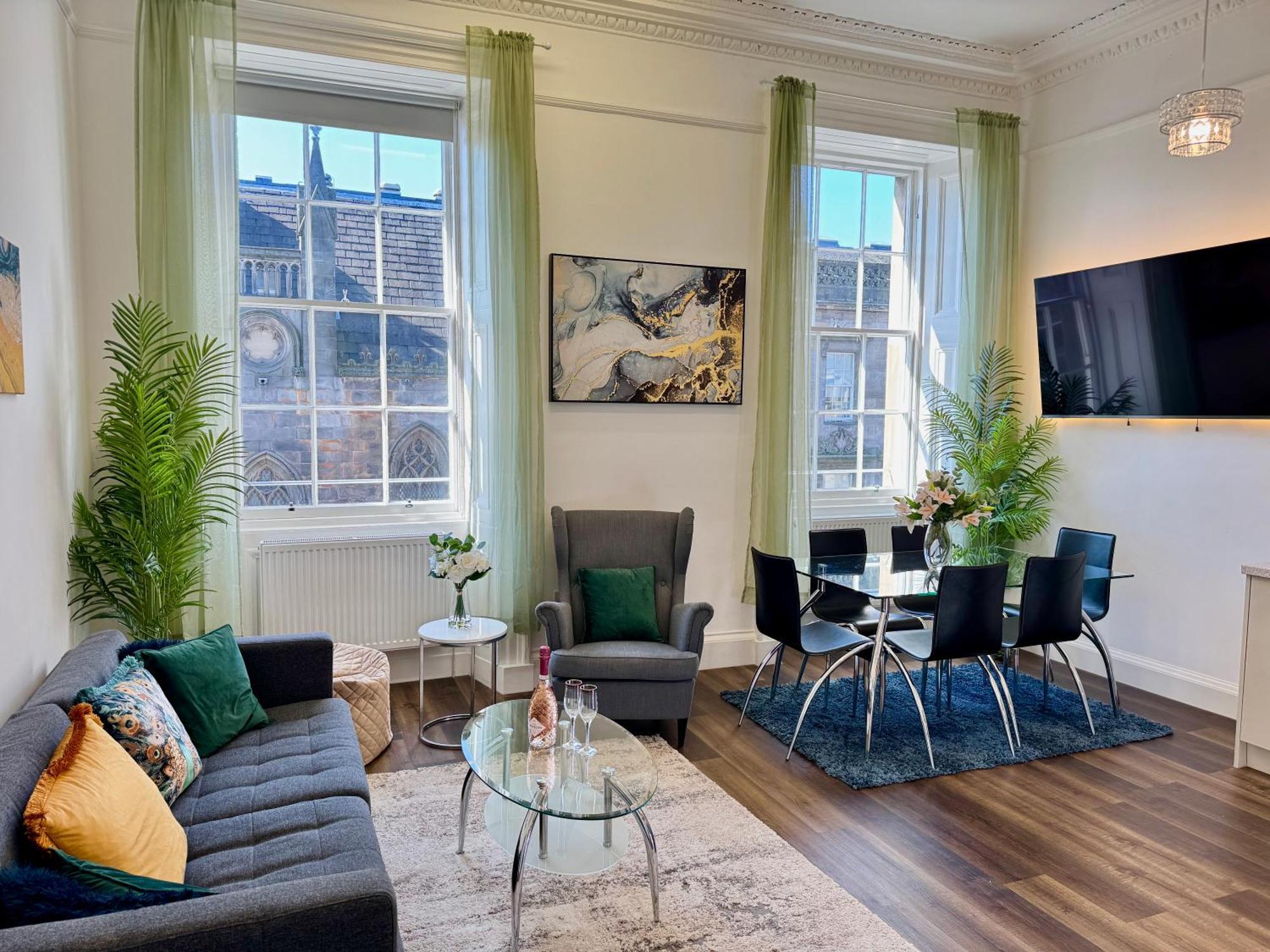 Large Luxury 3 Bedroom & 2 Bathroom - Next To Royal Mile, Castle & Grass Market Apartment Edinburgh