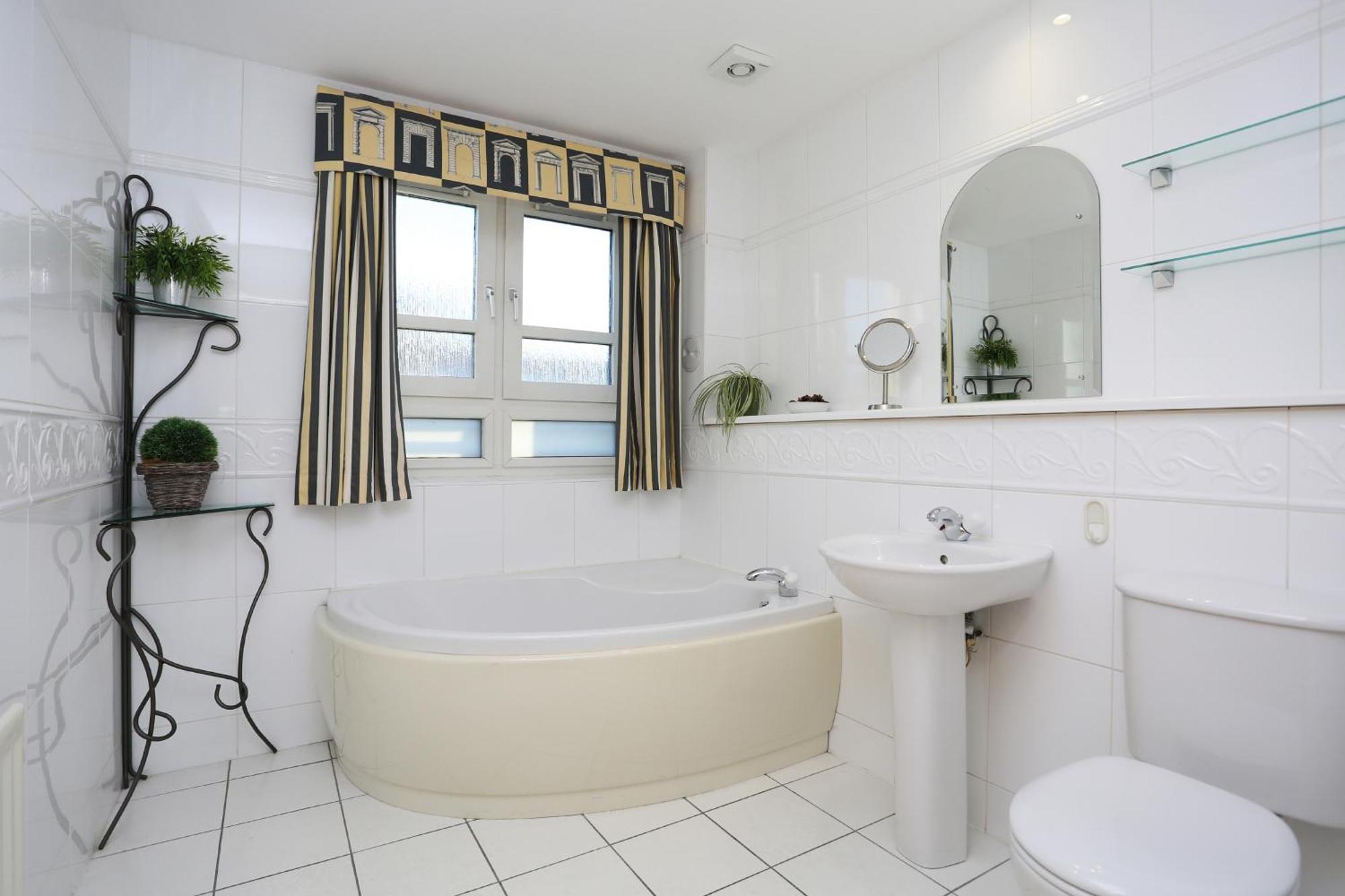 2-bedroom With Free Parking And Stunning Views Apartment