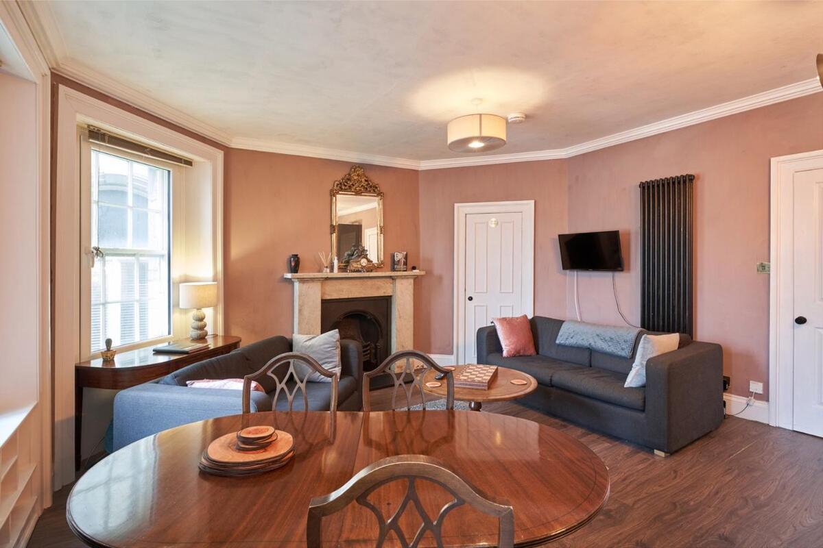 3 Bedroom - Historic Old Town Apartment *