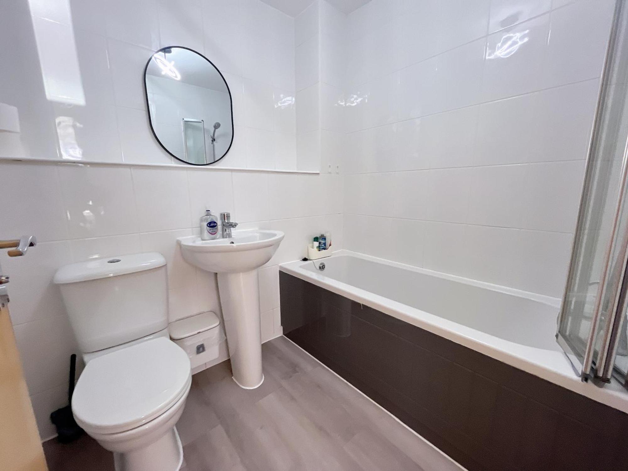 Apartment Quiet 2 Bedrooms And 2 Bathrooms With Free Parking