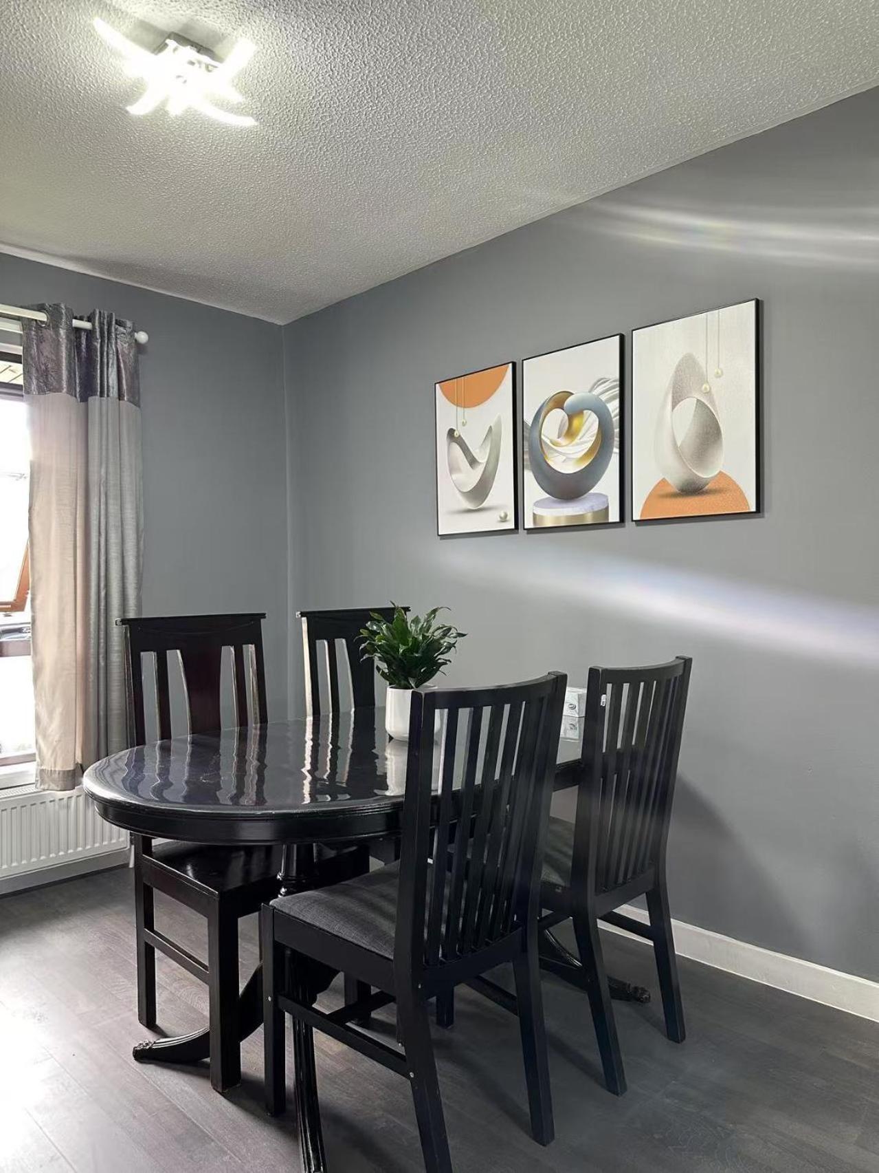 Two Bedroom Flat In Center * Edinburgh