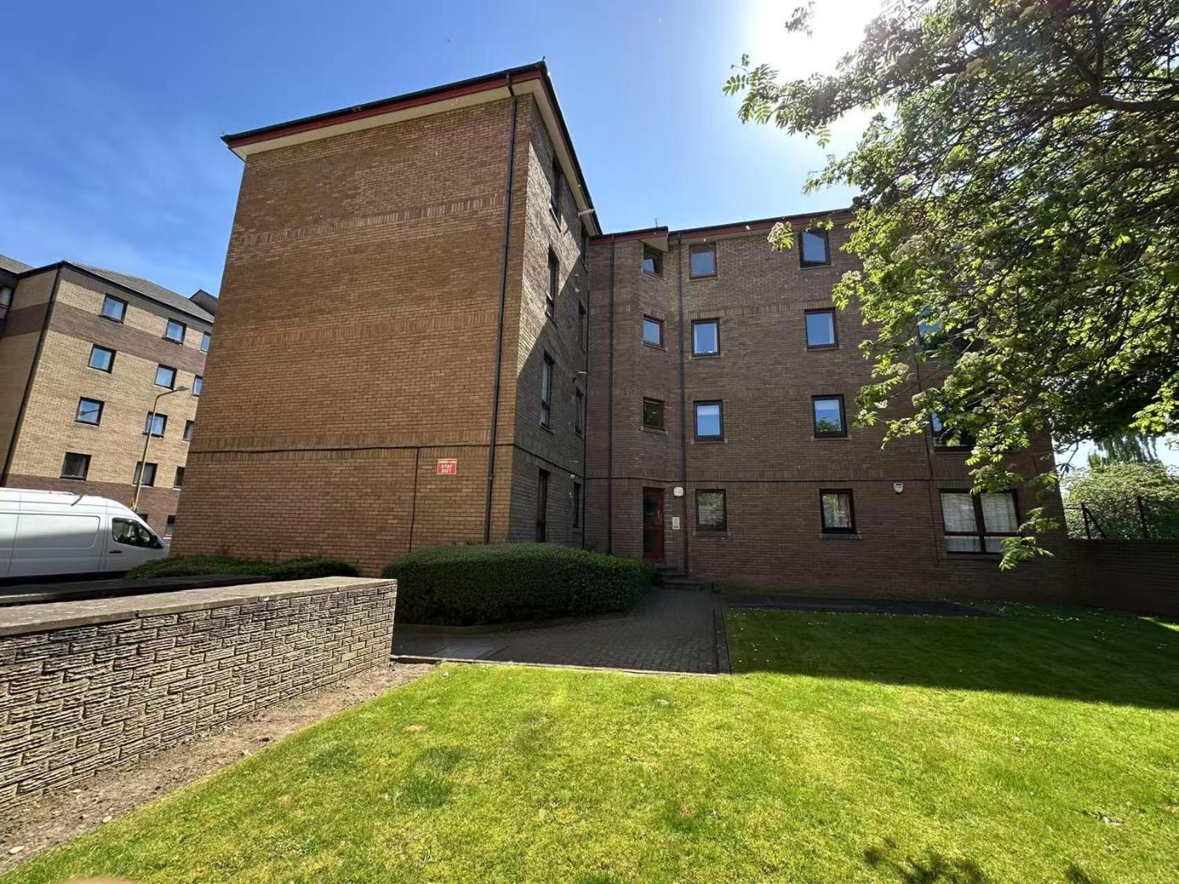 Two Bedroom Flat In Center * Edinburgh